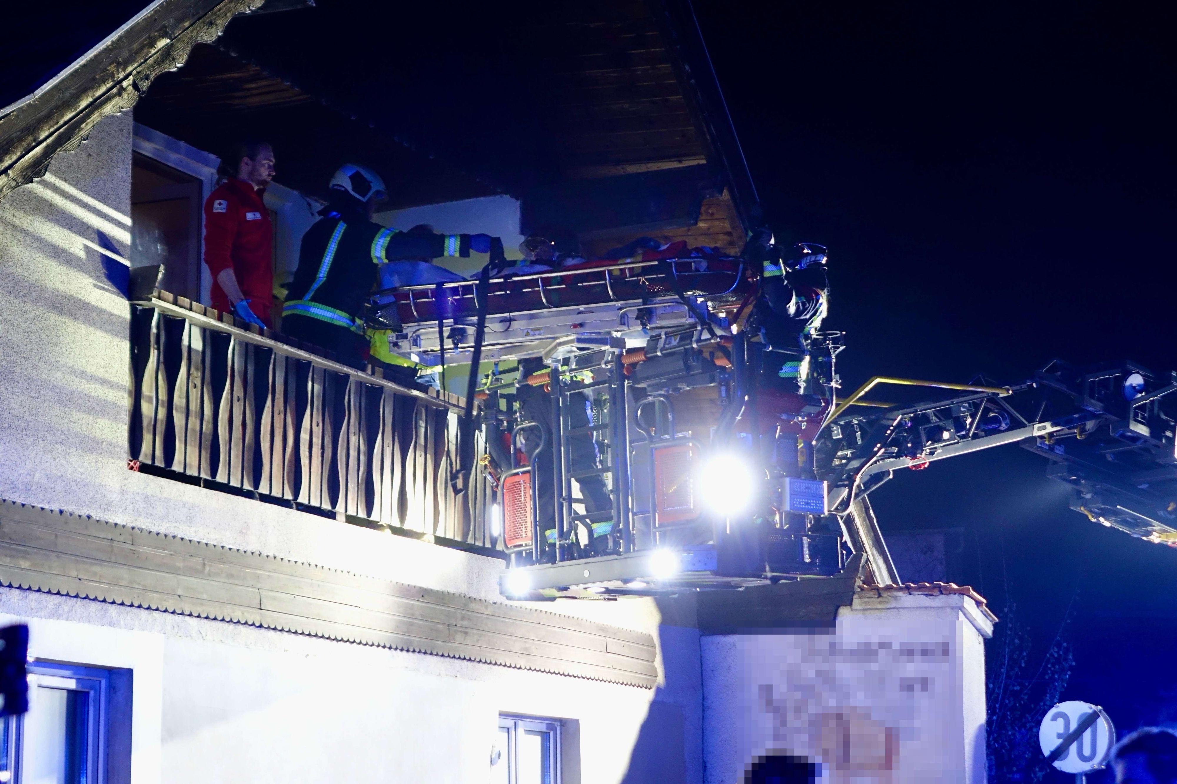 Der Hausbewohner wurde sofort in ein Krankenhaus gebracht.