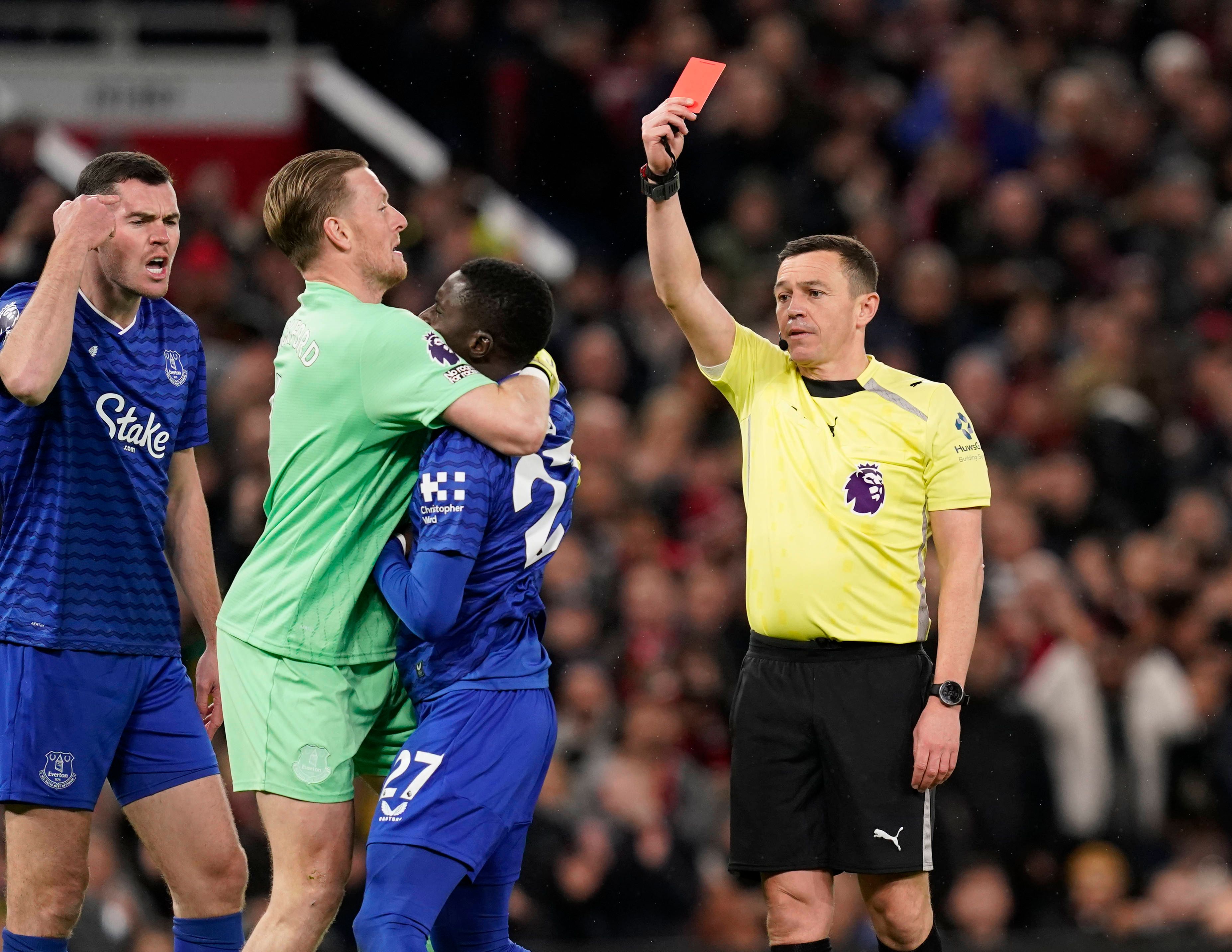 Idrissa Gueye watscht Mitspieler Michael Keane ab. Während ihm dieser den Vogel, der Schiedsrichter die Rote Karte zeigt, muss Goalie Jordan Pickford den Streithansel immer noch zurückhalten.