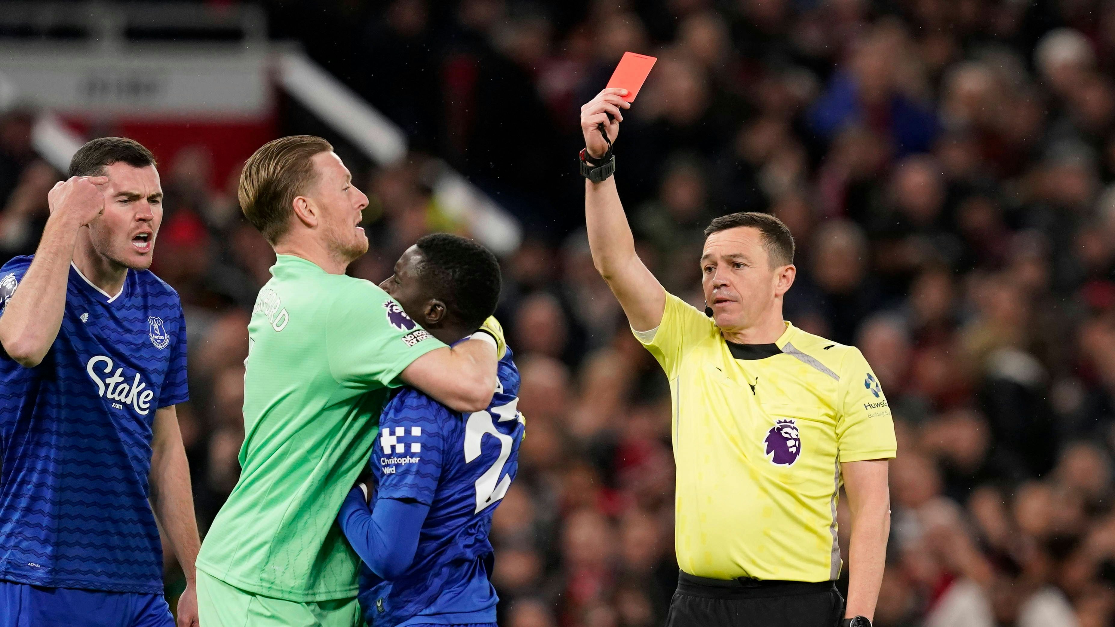 Heute.at - Dümmste Rote? Everton-Star schlägt eigenen Mitspieler