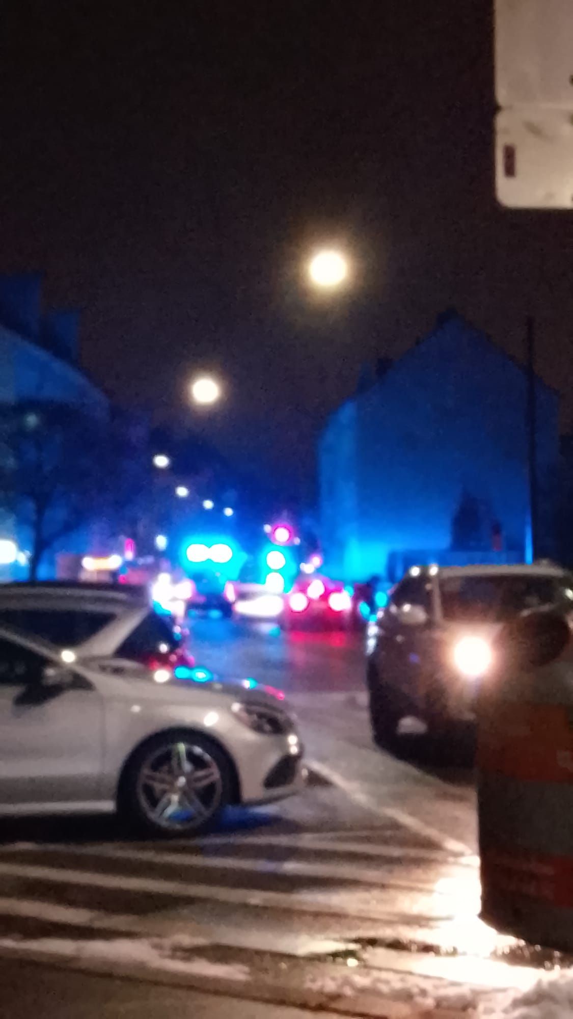 Die Behörden wollten sich dazu am Dienstag äußern, Leserreporter berichteten indes von einem dramatischen Einsatz.