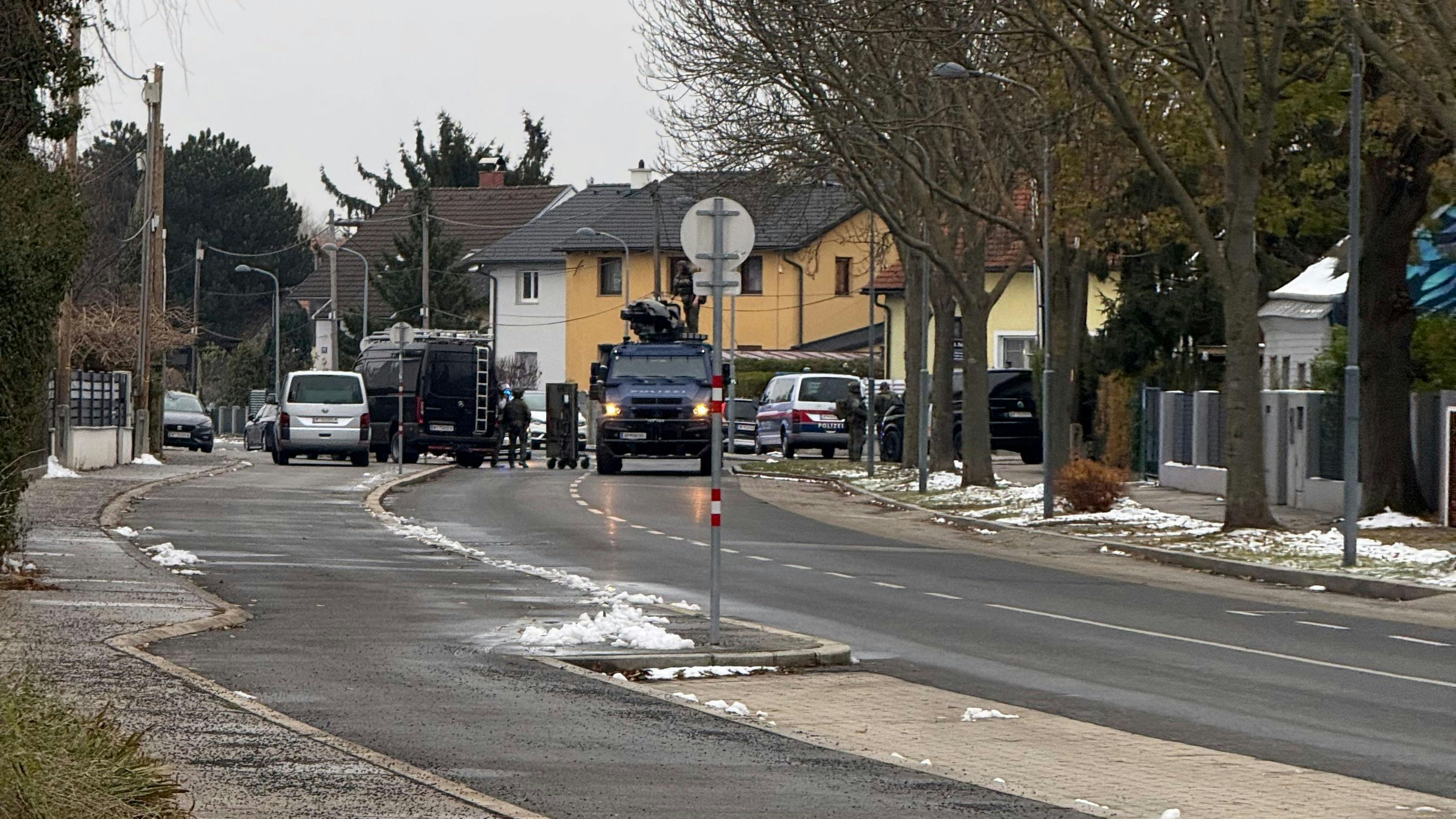 Die WEGA ist mit einem gepanzerten Fahrzeug vor Ort.