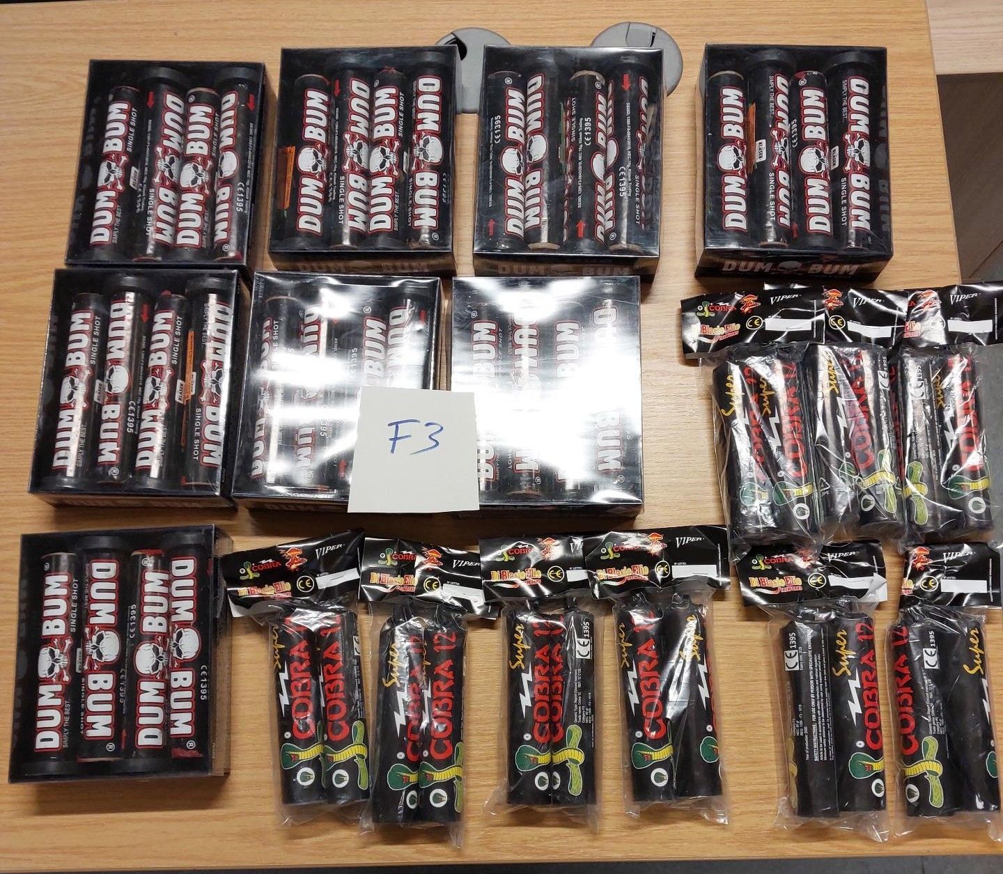 Die Polizei Passau stellte mehrere Kilo illegale Böller sicher.