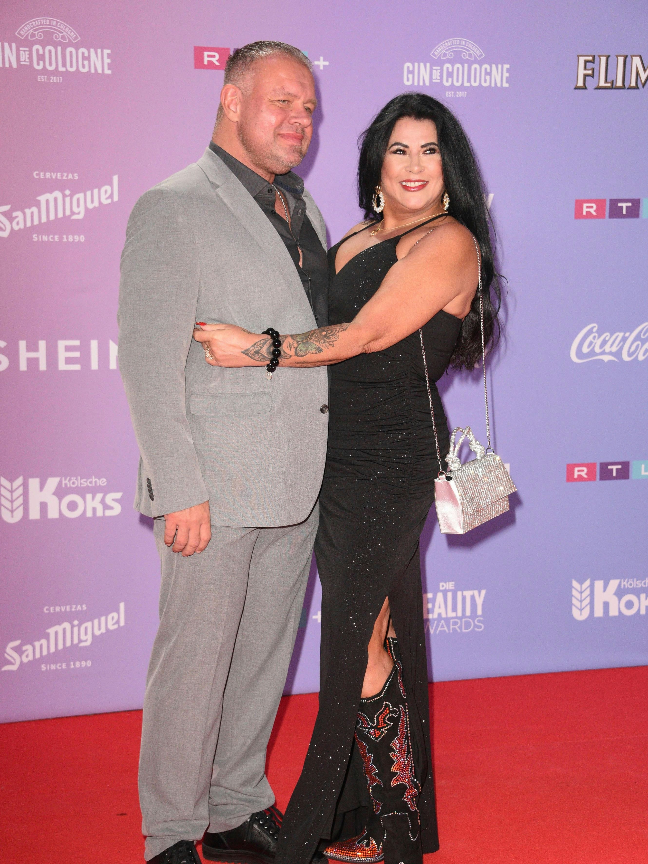 Iris Klein mit ihrem Partner Stefan auf dem roten Teppich. Sie war mit ihrer überschüssigen Haut an den Armen nicht zufrieden und zeigte sich nur selten kurzärmlig.