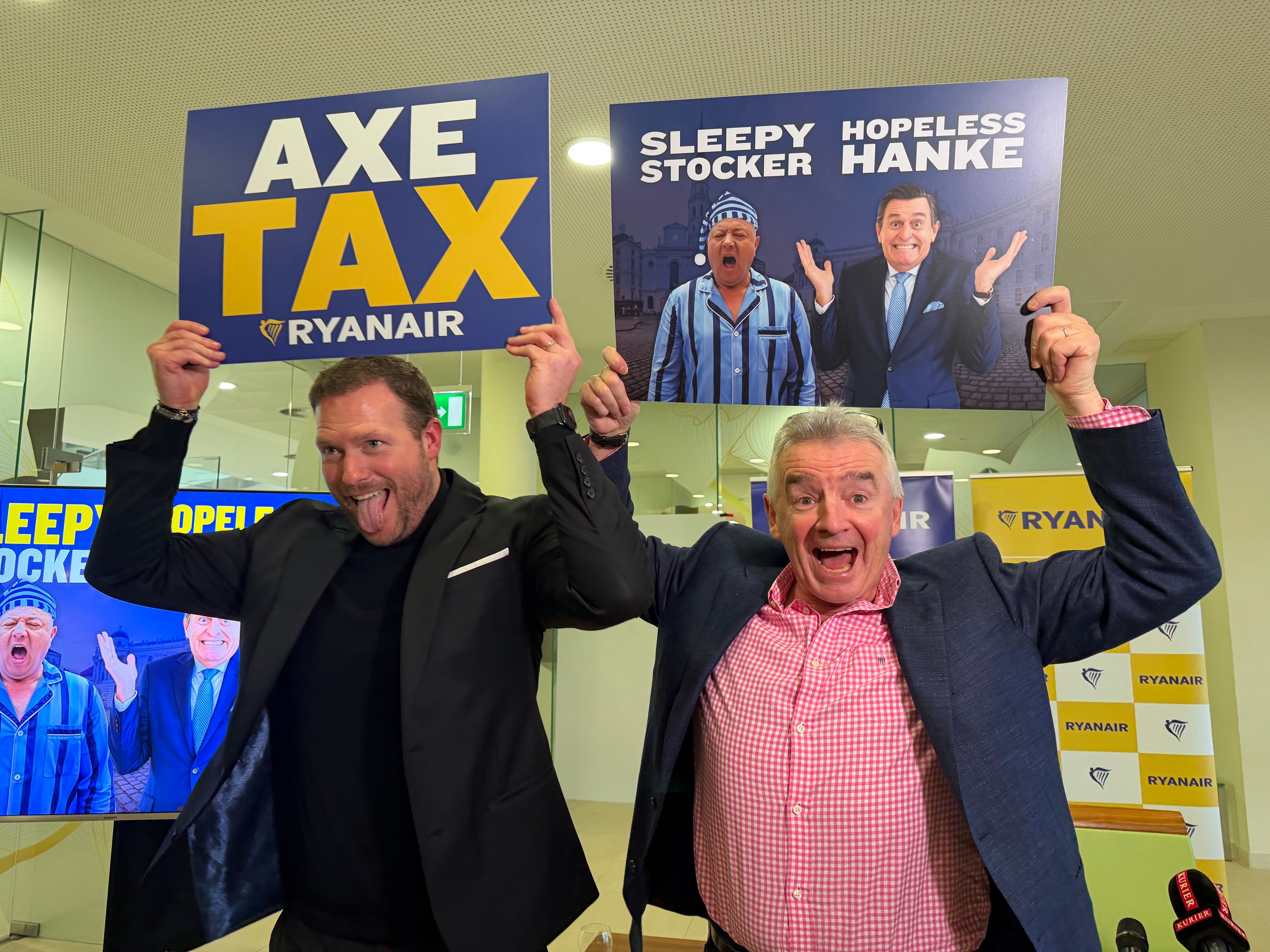 Andreas Gruber und Michael O’Leary (r.) am Dienstag in Wien: Das kommt heraus, wenn das Ryanair-Management auf jemanden sauer ist – in diesem Fall auf Verkehrsminister Peter Hanke und Bundeskanzler Christian Stocker.