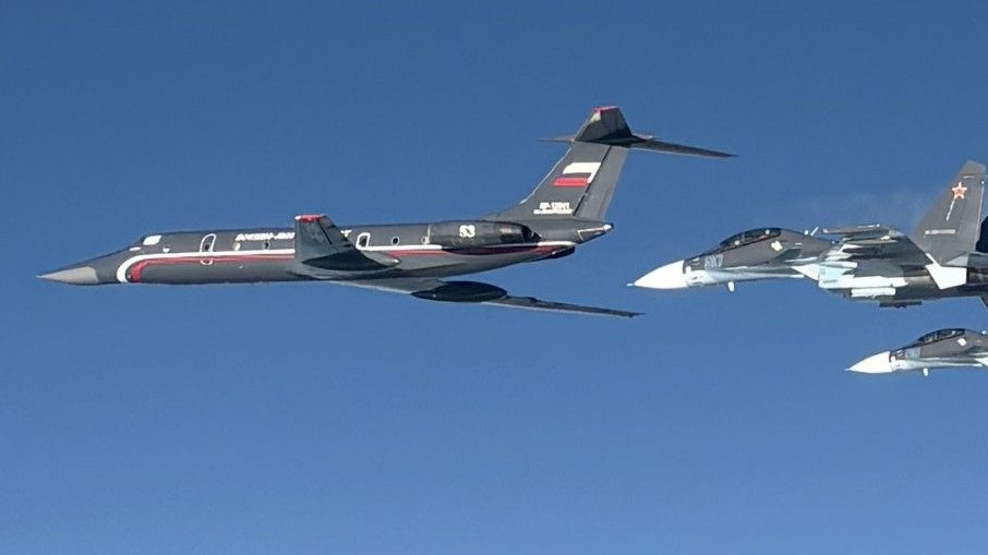 Heute.at - Eurofighter fangen seltene russische Black Pearl ab