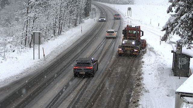 Heute.at - Heftige Schneefälle sorgen für Verkehrschaos im Westen