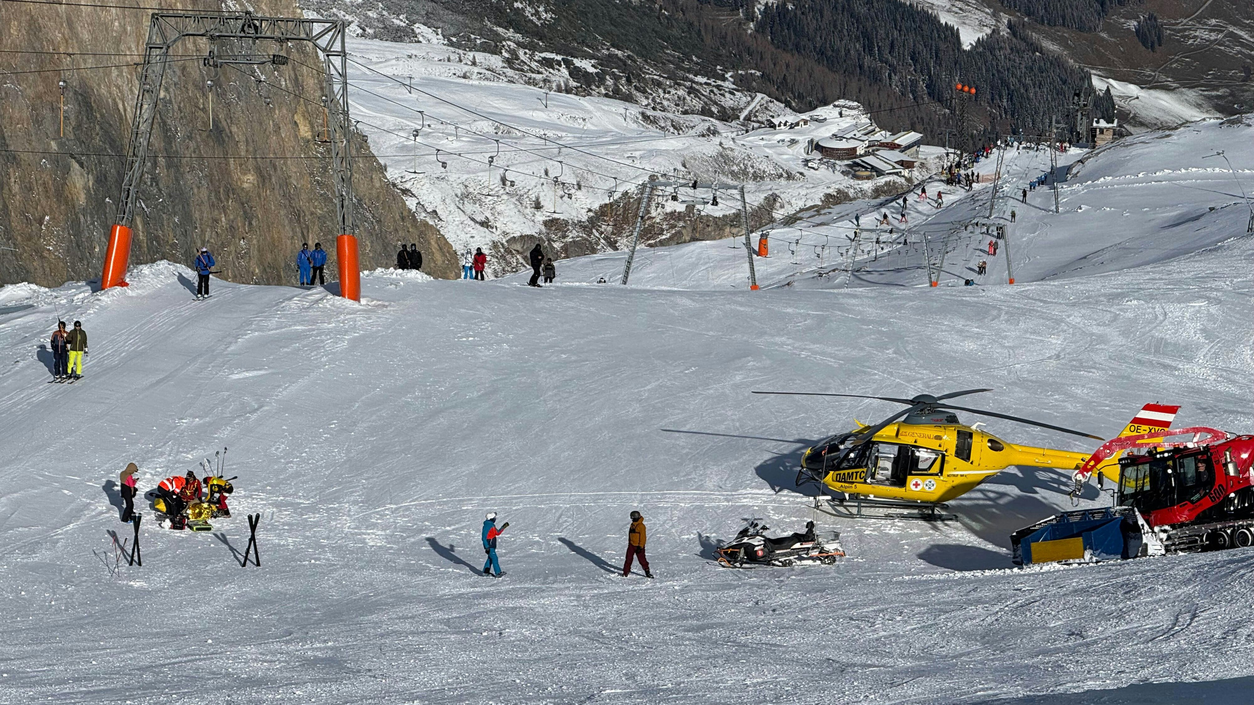  Tux-Hintertux-Flugrettungseisnatz nach Skiunfall auf Piste im Skigebiet HIntertuxer Gletscher-Fotocredit: ZOOM.TIROL 