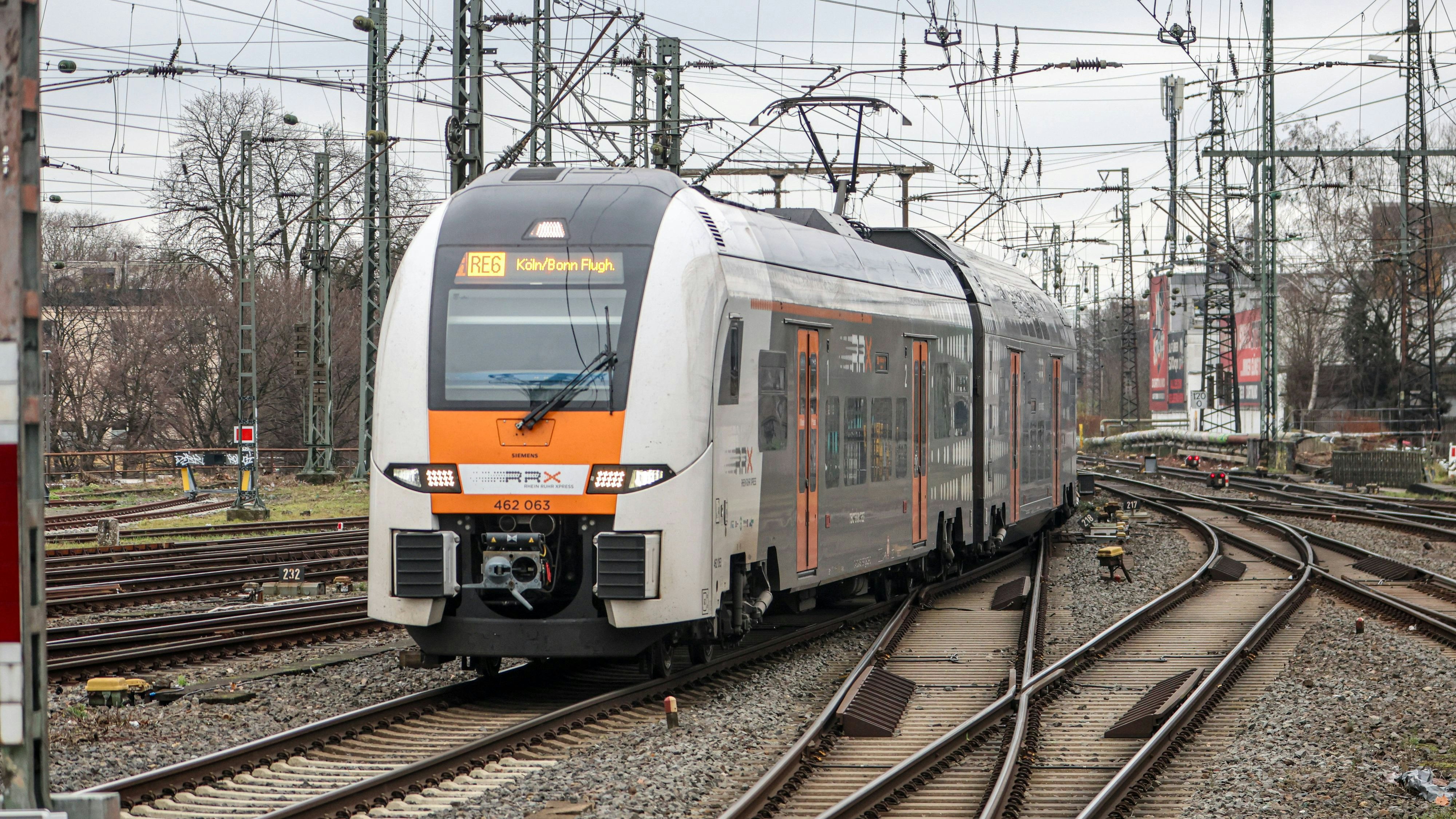 Fahrplanwechsel bei der Bahn: Weniger Nahverkehr - Verkehrsverbünde dünnen Fahrplan aus Eisenbahnverkehr in Dortmund HBF. Regionalexpress Zug RRX, Rhein-Ruhr-Express von National Express. RE6 Rhein-Weser-Express auf der Strecke Köln/Bonn-Flughafen - Minden. Eingesetzt werden Triebwagen vom Typ Siemens Desiro HC. Dortmund, Nordrhein-Westfalen, DEU, Deutschland, 15.12.2024 *** Railroad timetable change Less local transport Transport associations thin out timetable Rail transport in Dortmund main station Regional express train RRX, Rhein Ruhr Express from National Express RE6 Rhein Weser Express on the Cologne Bonn Airport Minden route Siemens Desiro HC railcars are used Dortmund, North Rhine-Westphalia, DEU, Germany, 15 12 2024