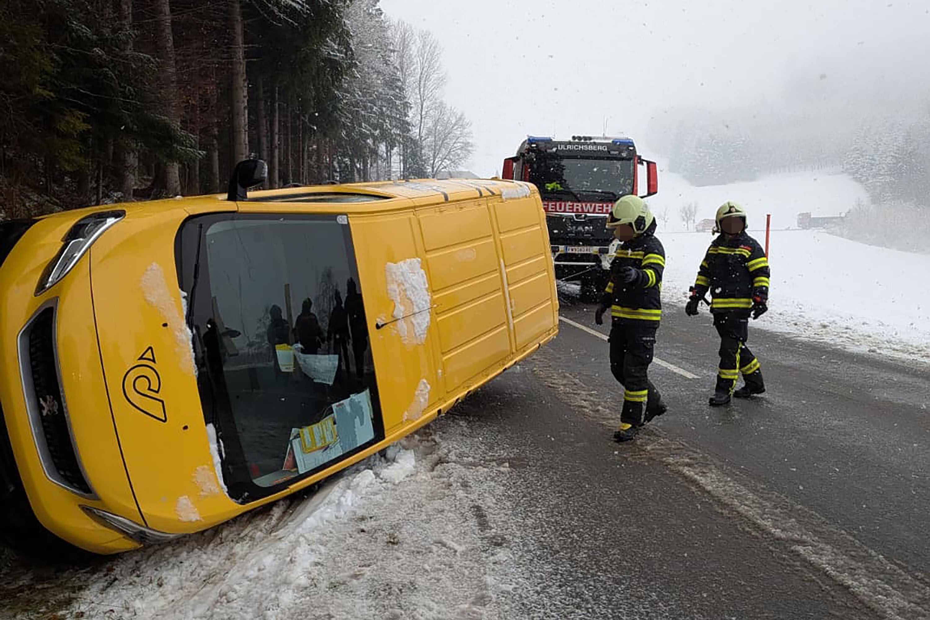 Das Postauto kam in Ulrichsberg (Bez. Rorhbach) auf der Seite zu liegen.