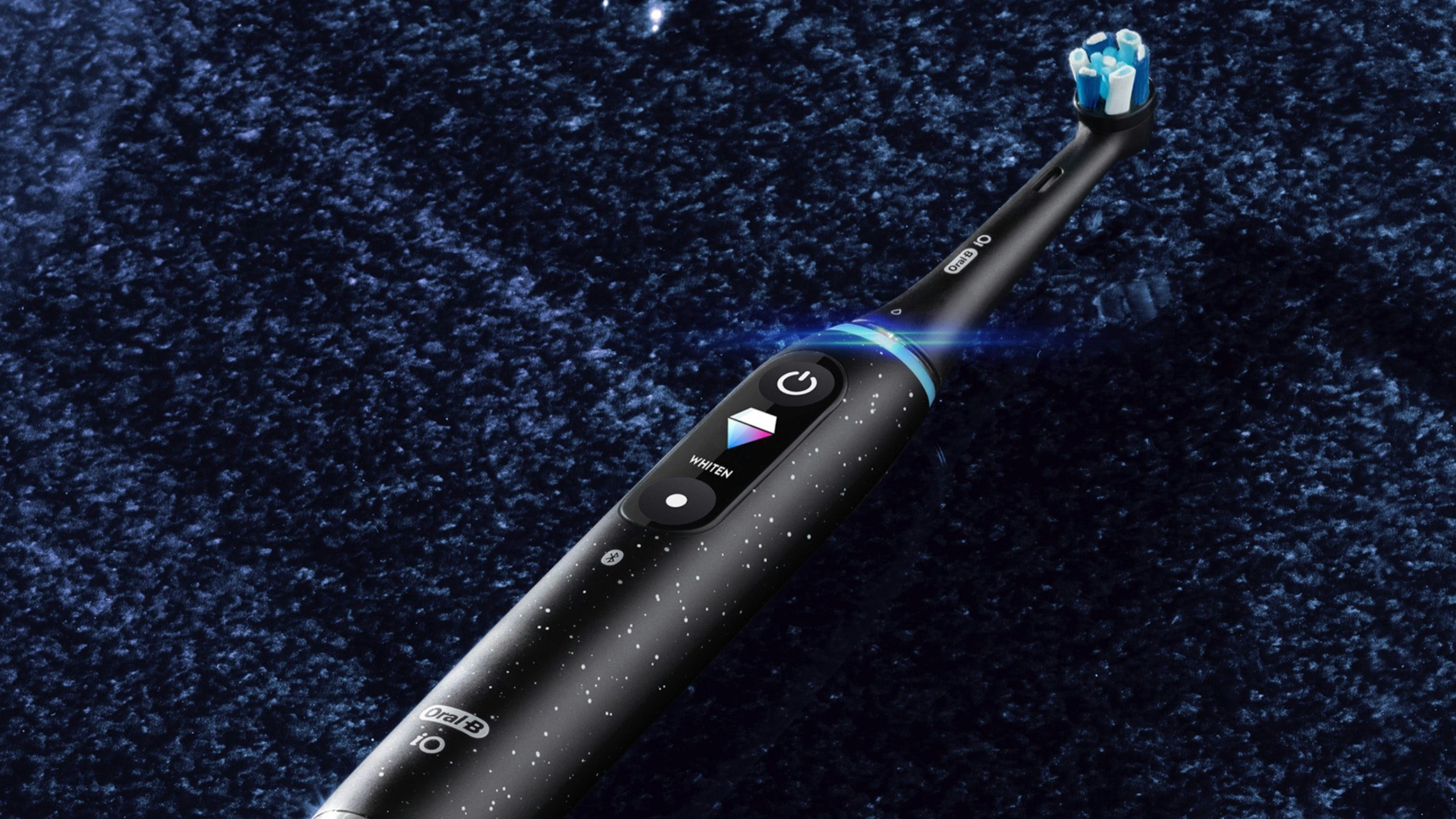 Am Black Friday kannst du bei Oral-B so richtig sparen: Für elektrische Zahnbürsten, wie etwa die Oral-B iO Serie 10, gelten&nbsp; unschlagbare Bestpreise!