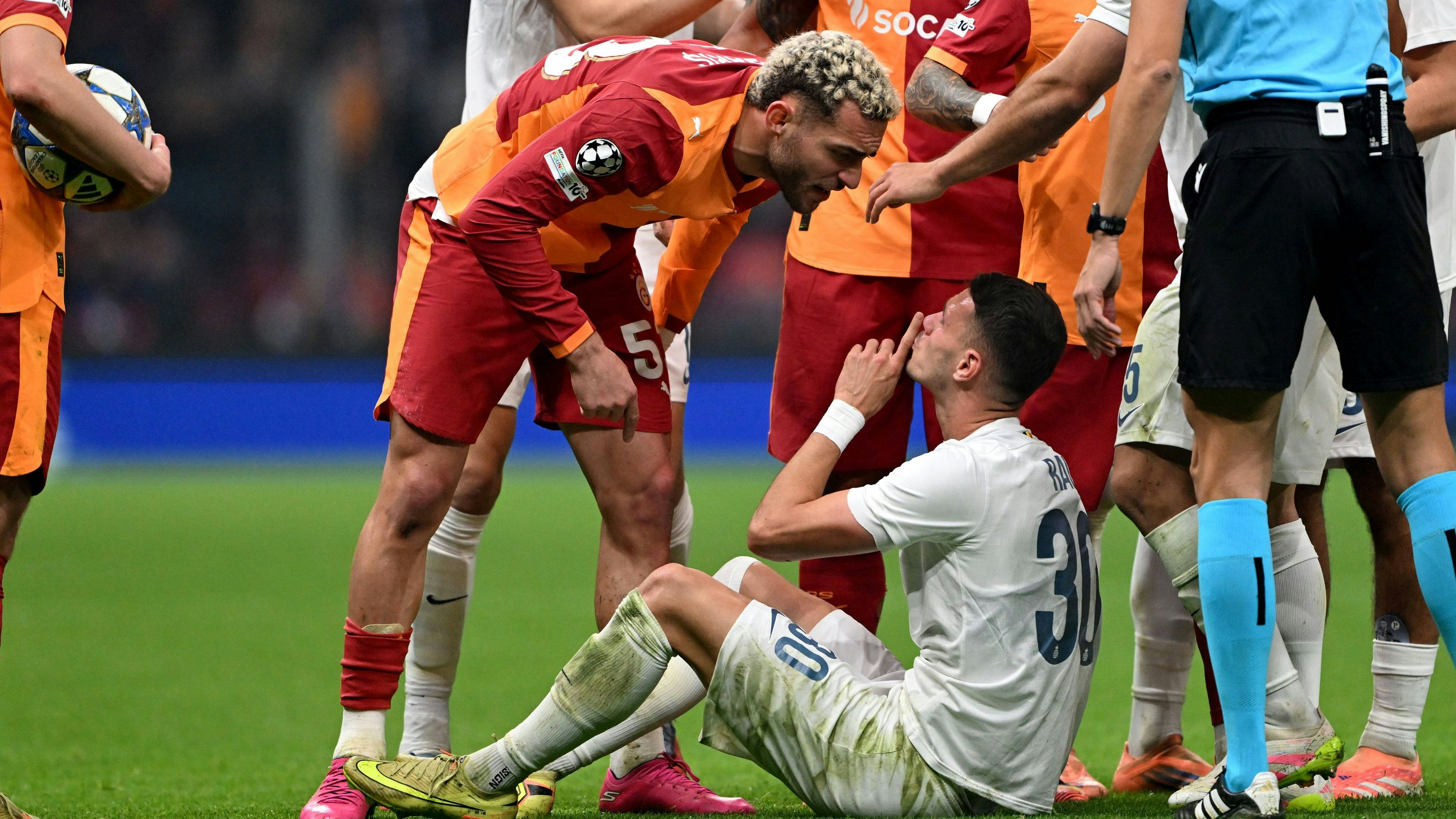 Raul Florucz im Streit mit Baris Alper Yilmaz.