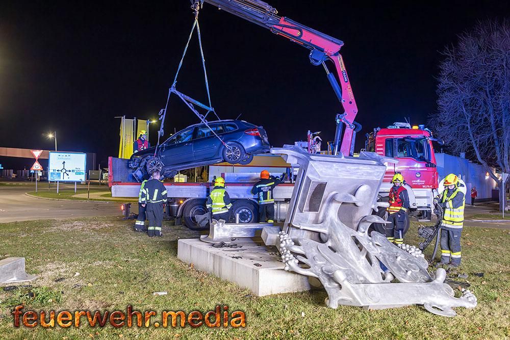 Das Auto musste vom Kreisverkehr entfernt werden.