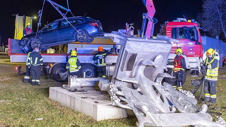 Heute.at - Auto rast in Kunstwerk – Mama & Sohn streiten um Schuld