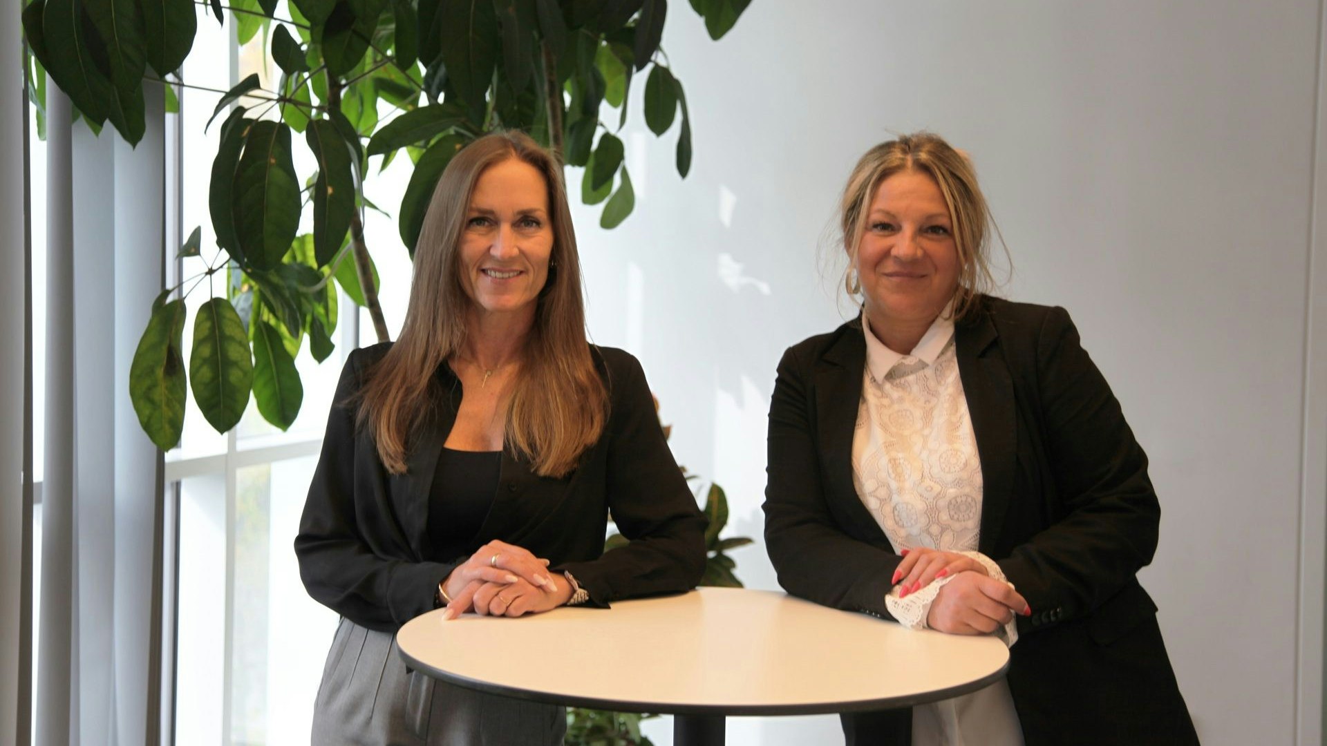 Manuela Wanzenböck (li.) und Sonja Dietl (re.) sind die ersten beiden speziell geschulten Bestatterinnen der Bestattung Wien für die Begleitung von an Demenz Erkrankten im Trauerfall.