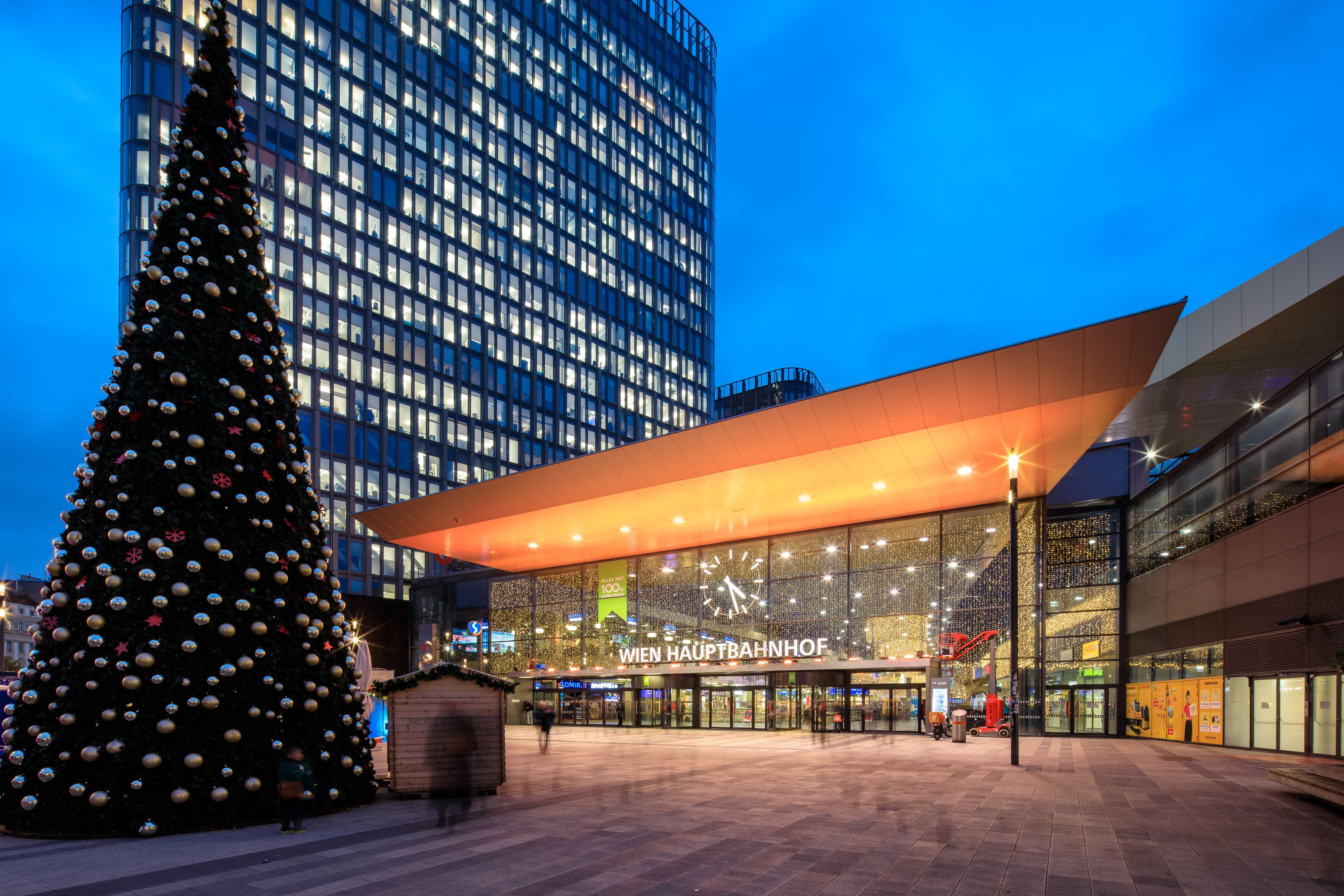 Heute.at - Darum leuchtet der Wiener Hauptbahnhof jetzt orange