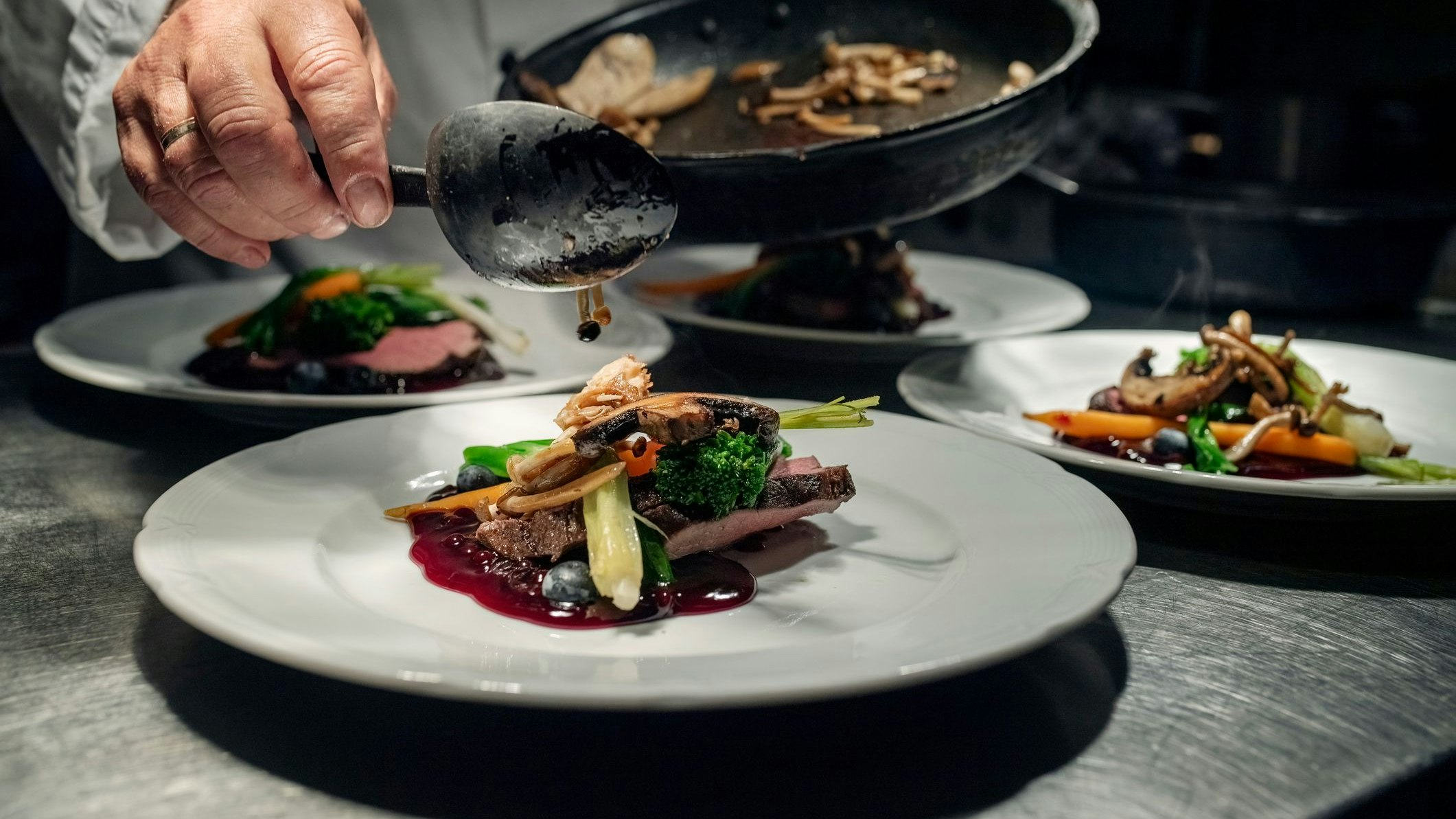 Wer eine Feier geplant hat, aber nicht selbst in der Küche stehen will, kann über GetaChef einen Koch buchen. (Symbolbild)