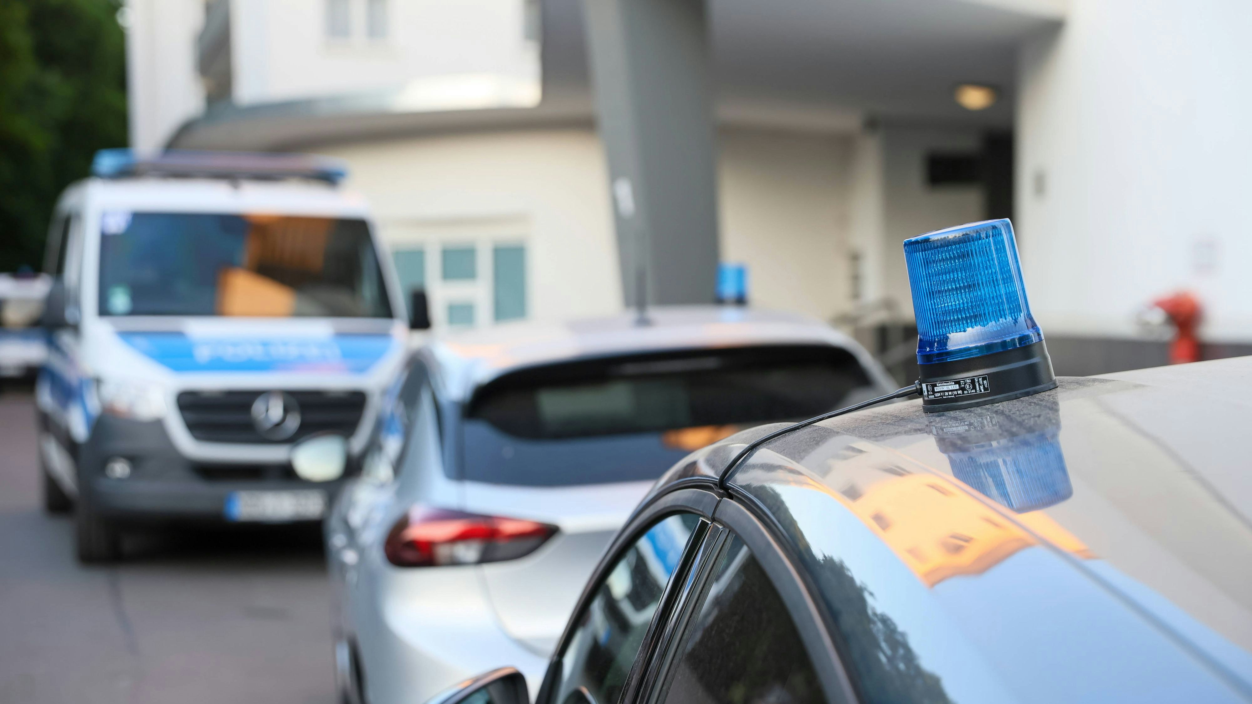 Heute.at - Hunderte Bombendrohungen – Razzia bei Verdächtigen