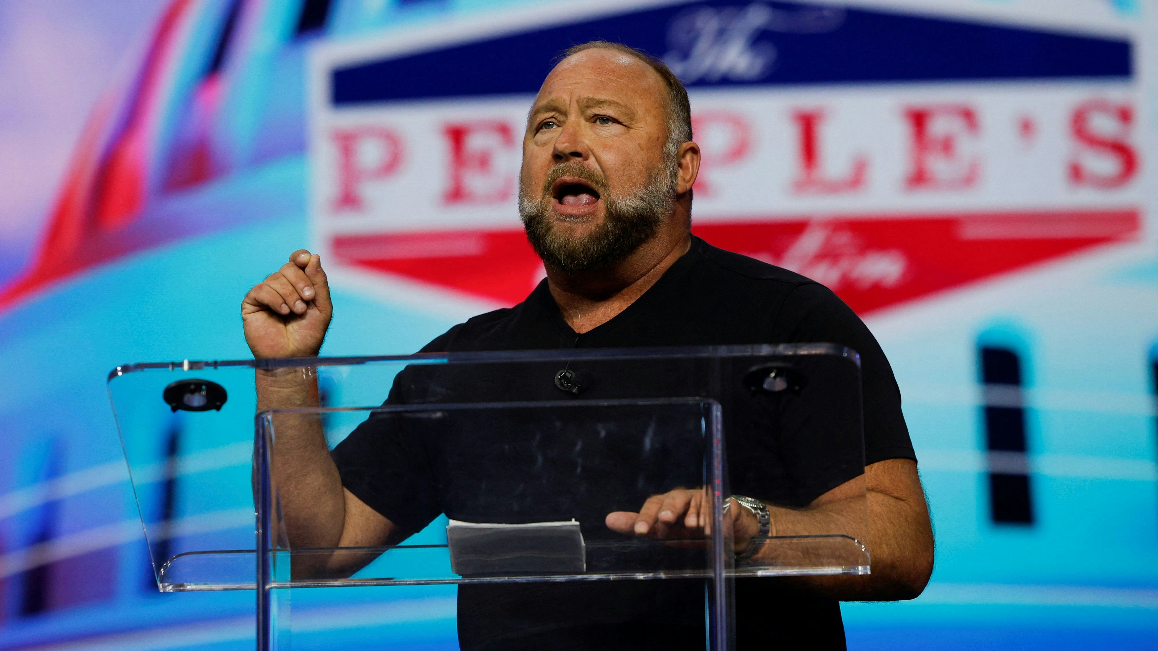 Der rechte Verschwörungstheoretiker Alex Jones wurde zu 1,4 Milliarden US-Dollar Schadensersatz verurteilt