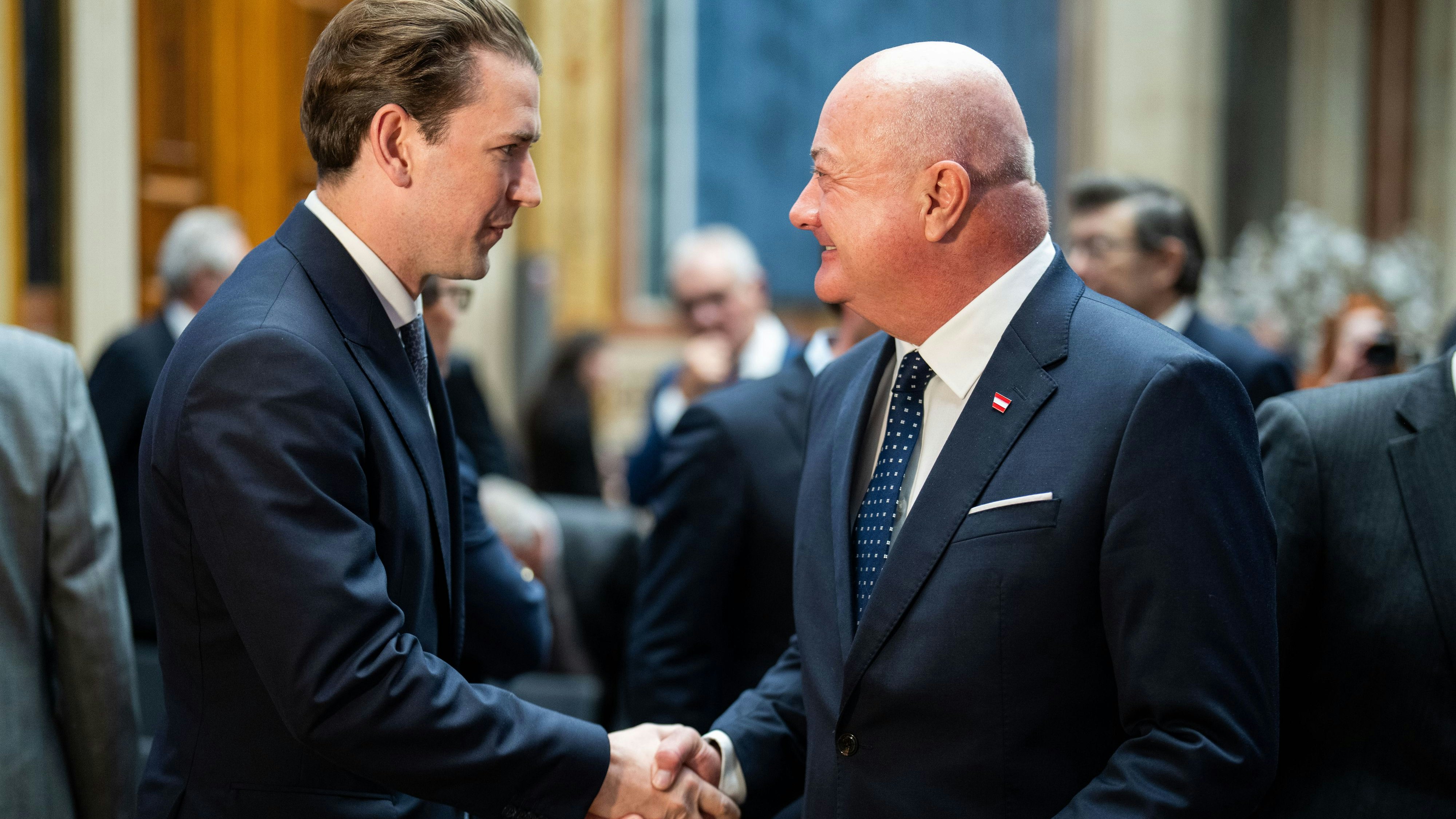 ABD0107_20251125 - WIEN - ÖSTERREICH: vlnr.: Ex-Kanzler Sebastian Kurz und Bundeskanzler Christian Stocker am Dienstag, 25. November 2025, im Rahmen einer Buchpräsentation anl. "80 Jahre ÖVP im Parlament" mit dem Titel "Mit ganzer Kraft für Österreich" in Wien. - FOTO: APA/GEORG HOCHMUTH