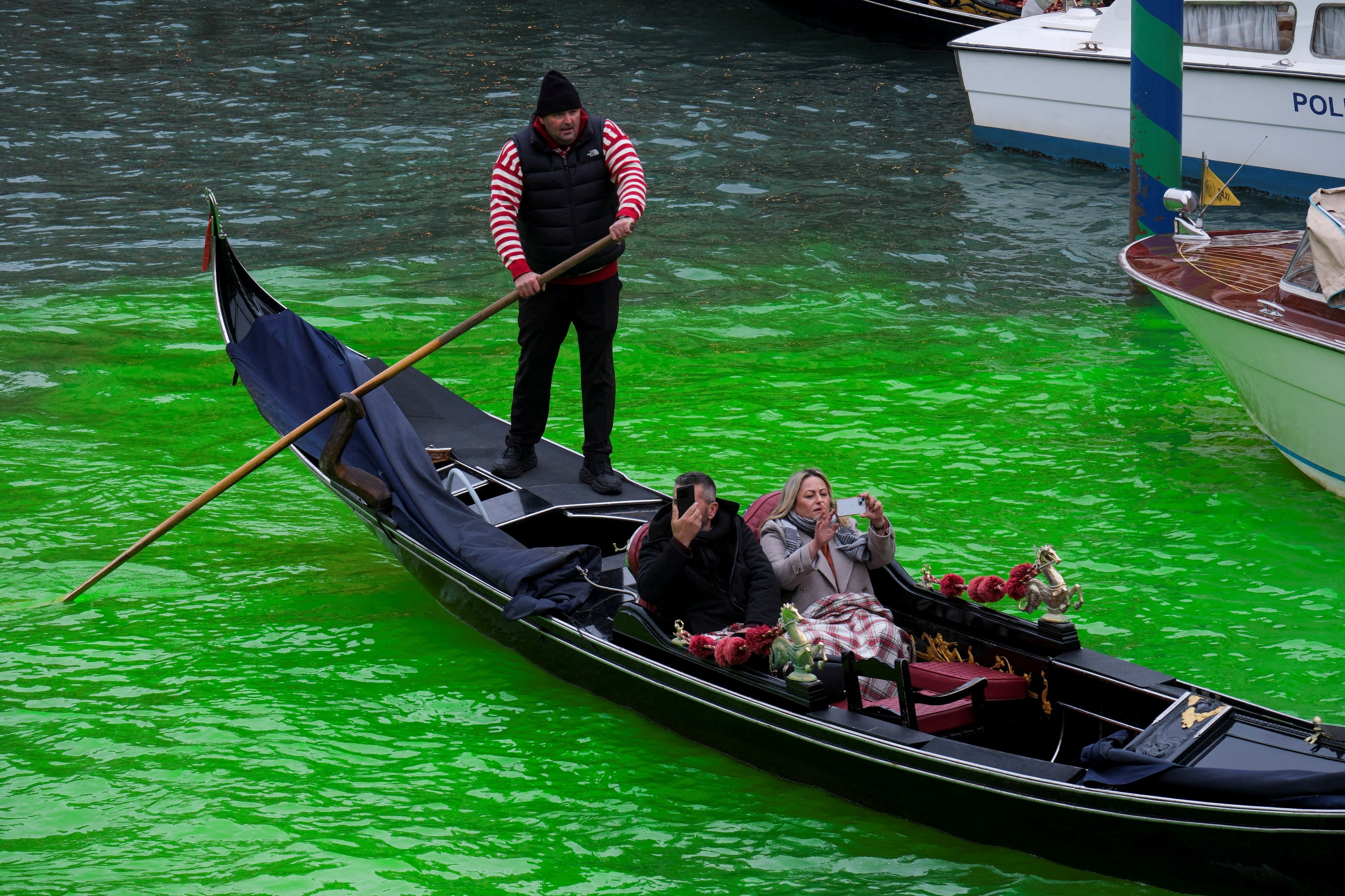 Greta Thunberg und die radikale Klimabewegung Extinction Rebellion färbten den Canal Grande in Venedig grün. Das mussten auch Touristen in den weltberühmten Gondeln zur Kenntnis nehmen. 