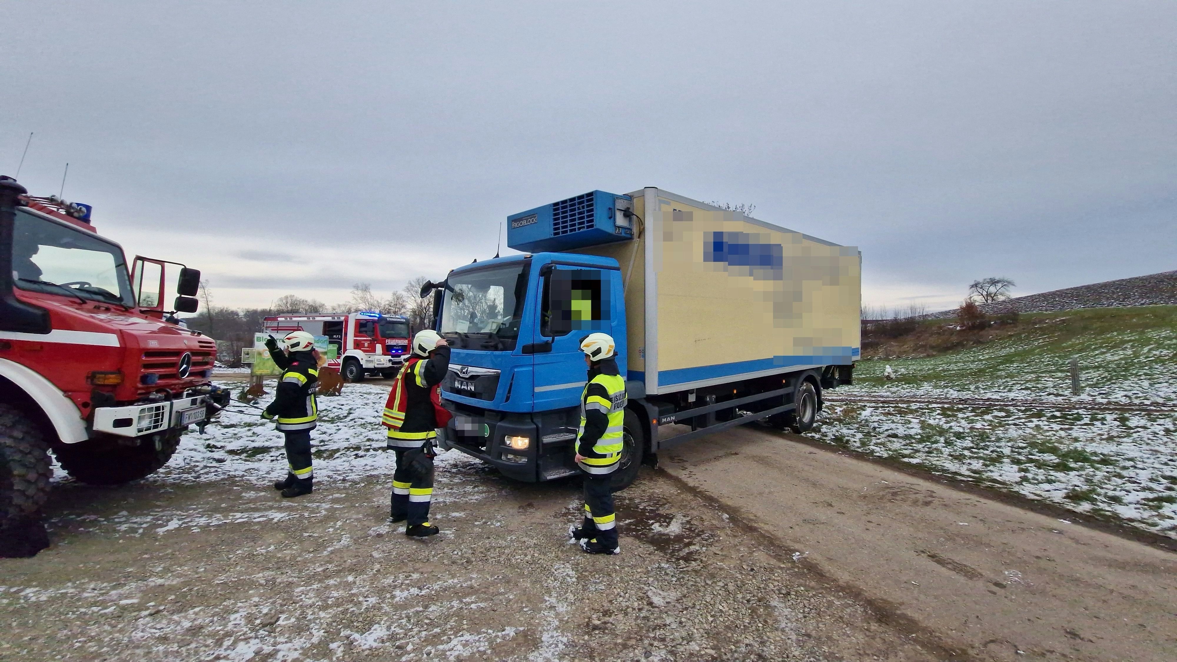 Heute.at - LKW-Lenker kam von Fahrbahn ab – Bergungseinsatz