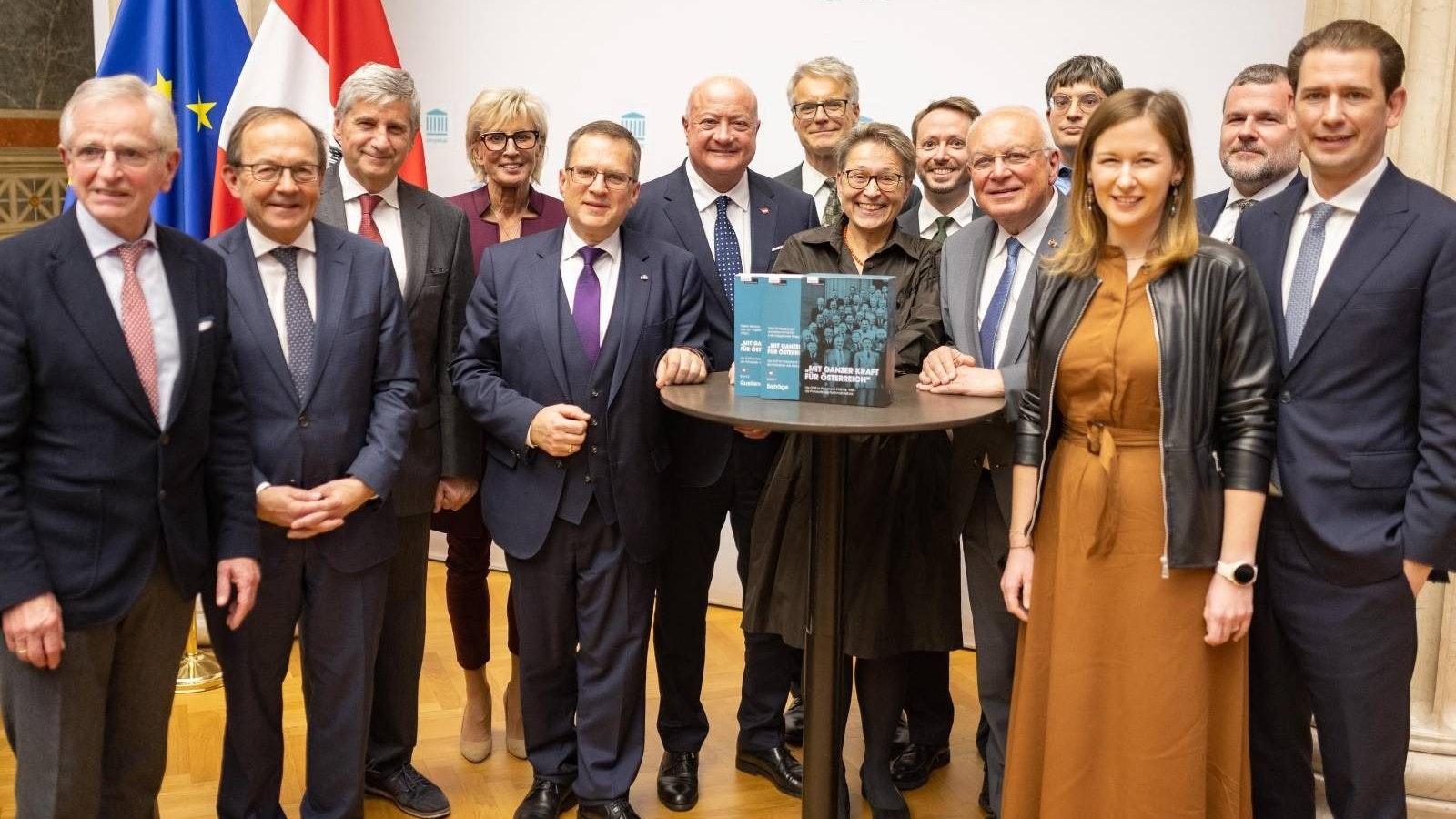 Das Comeback von Kanzler Stocker ließen sich neben Sebastian Kurz (re.) auch die früheren Parteichefs Wilhelm Molterer (links) und Michael Spindelegger (3.v.li.) nicht entgehen.