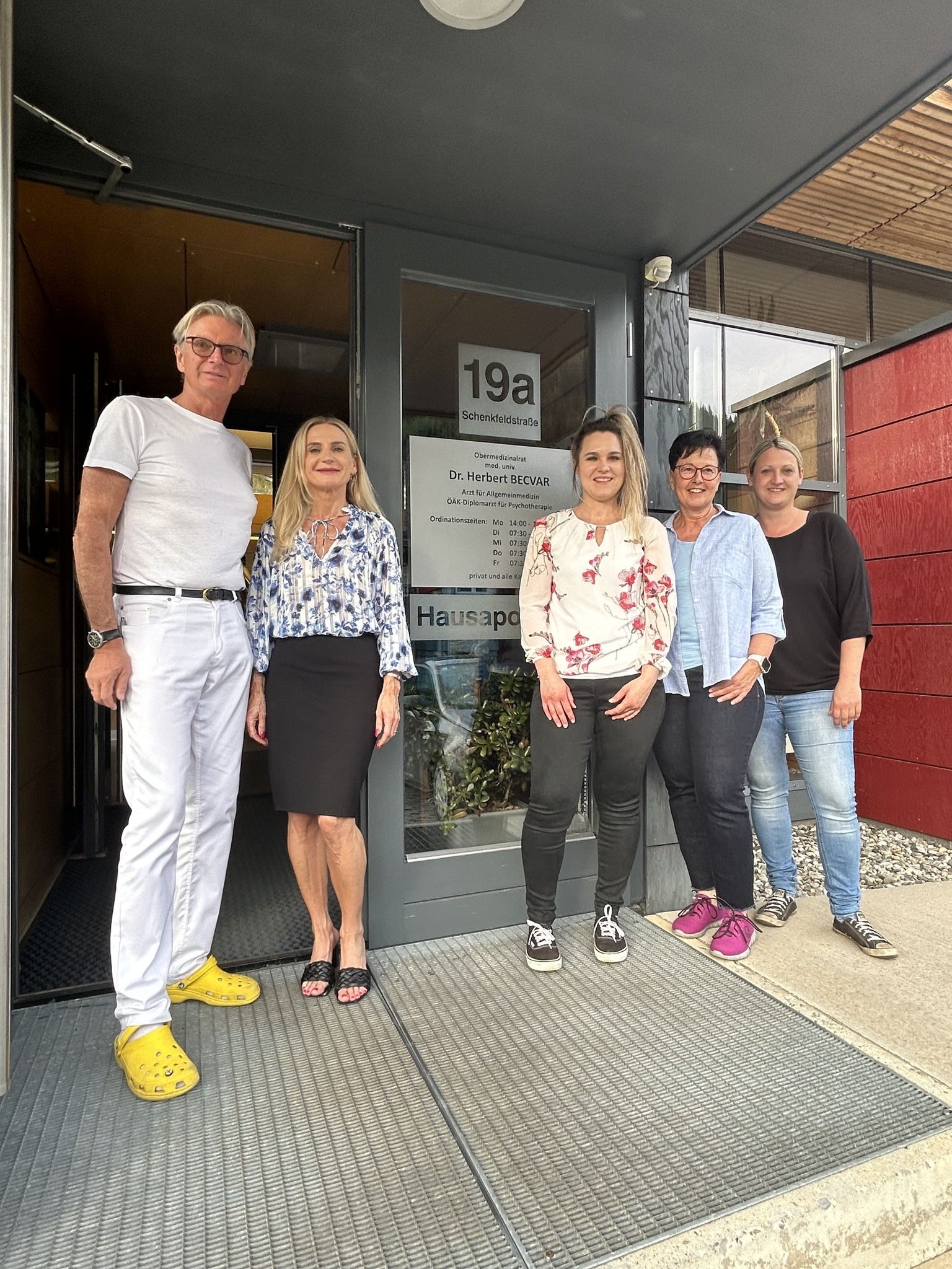 Turbulenzen in der Gesundheitsversorgung: Dr. Herbert Becvar mit seiner Frau und dem Ordinations-Team.