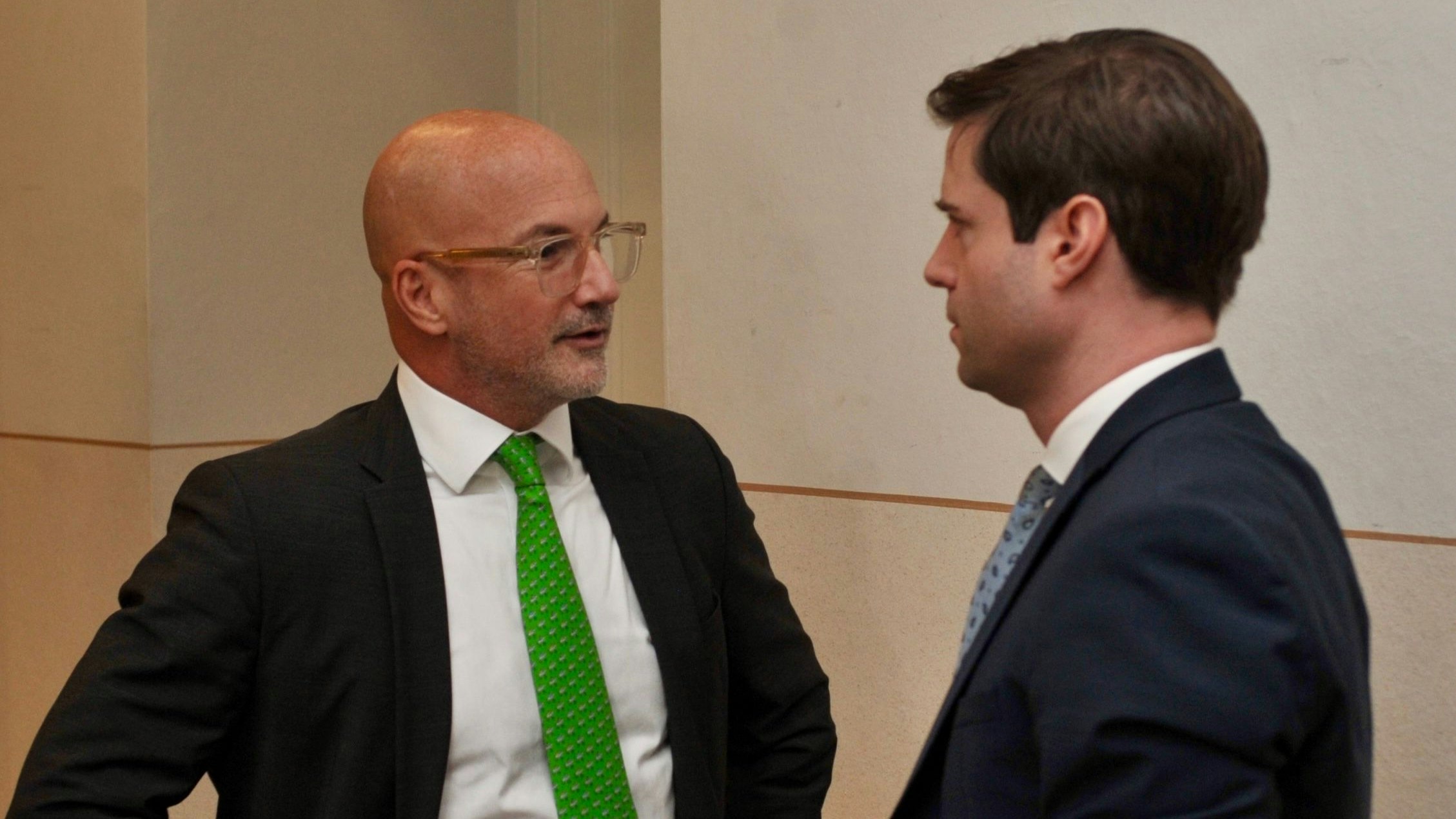 Top-Verteidiger Nik Rast mit Staatsanwalt vor der Verhandlung im Zwiegespräch.