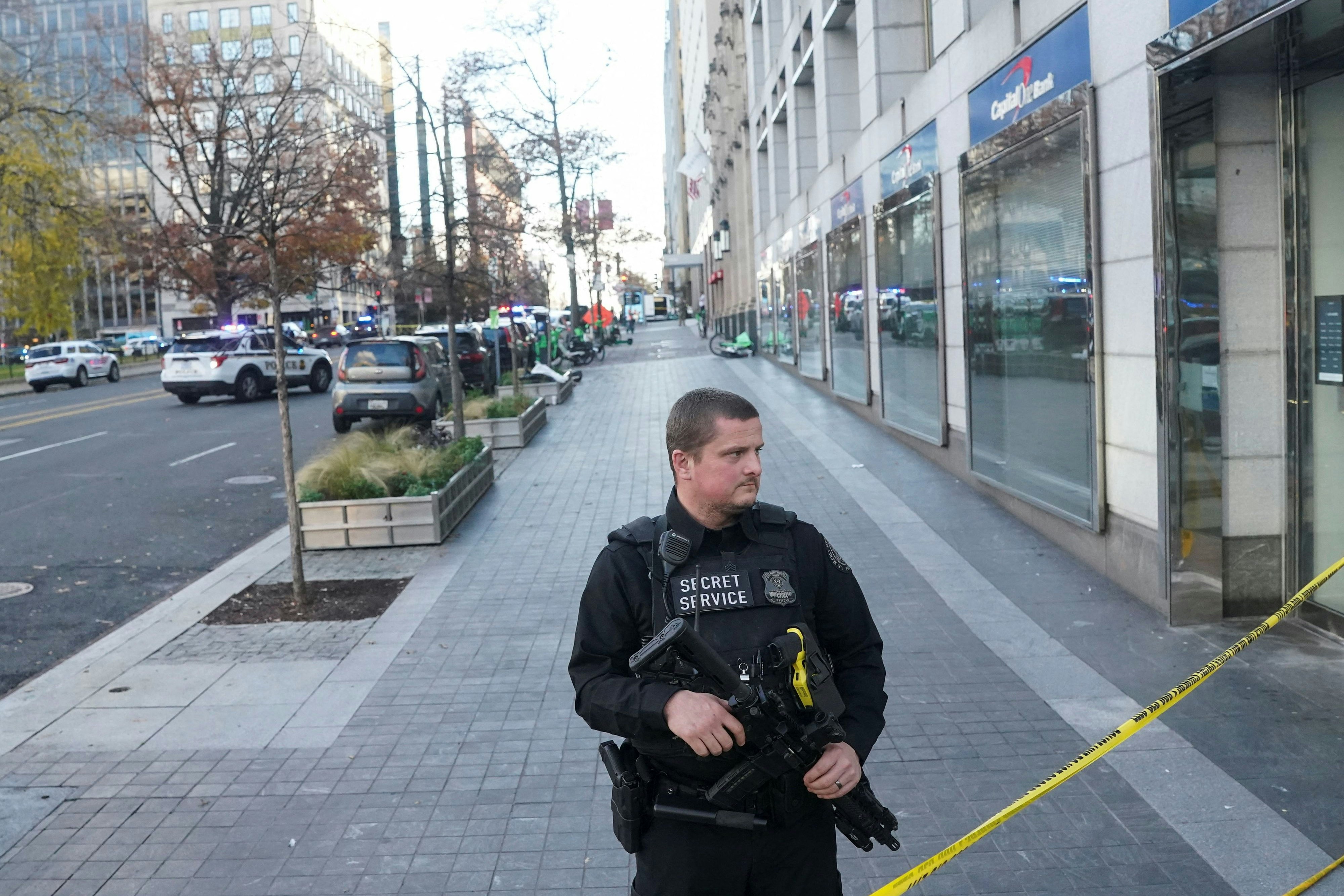 Großräumig abgesperrt: Ein Beamter des Secret Service sichert eine Straße in Washington