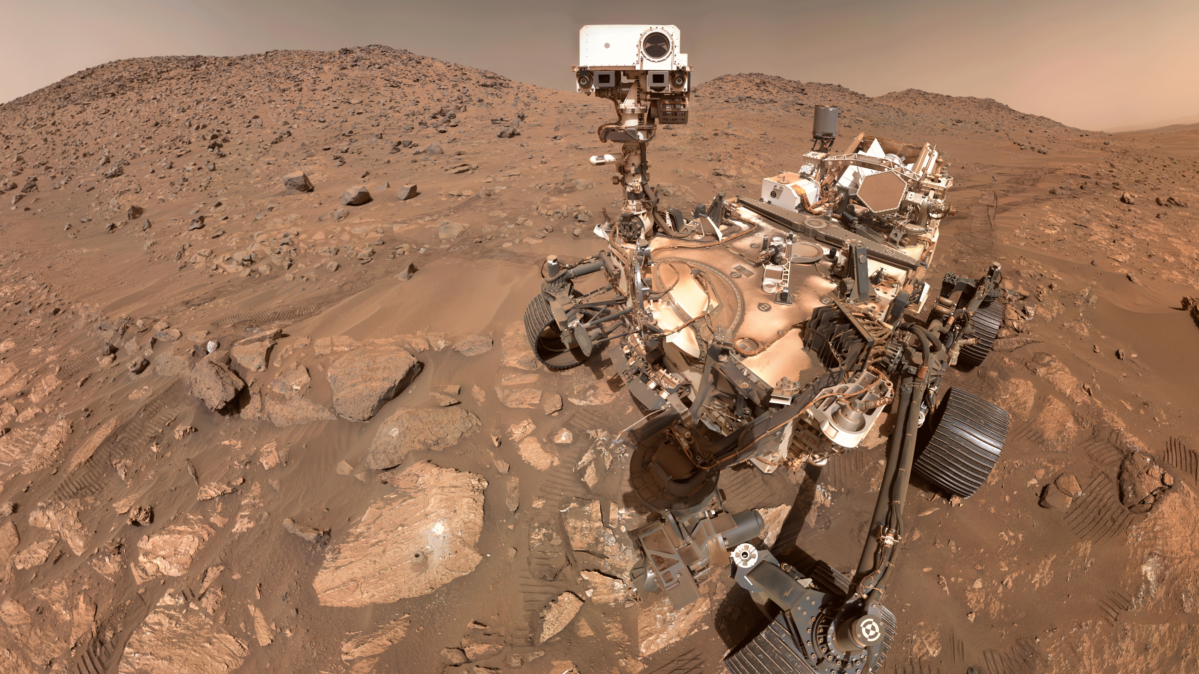 Der Marsrover "Perseverance" der NASA hat dieses Selfie am 23. Juli 2024 aufgenommen, dem 1.218. Marstag (Sol) der Mission.