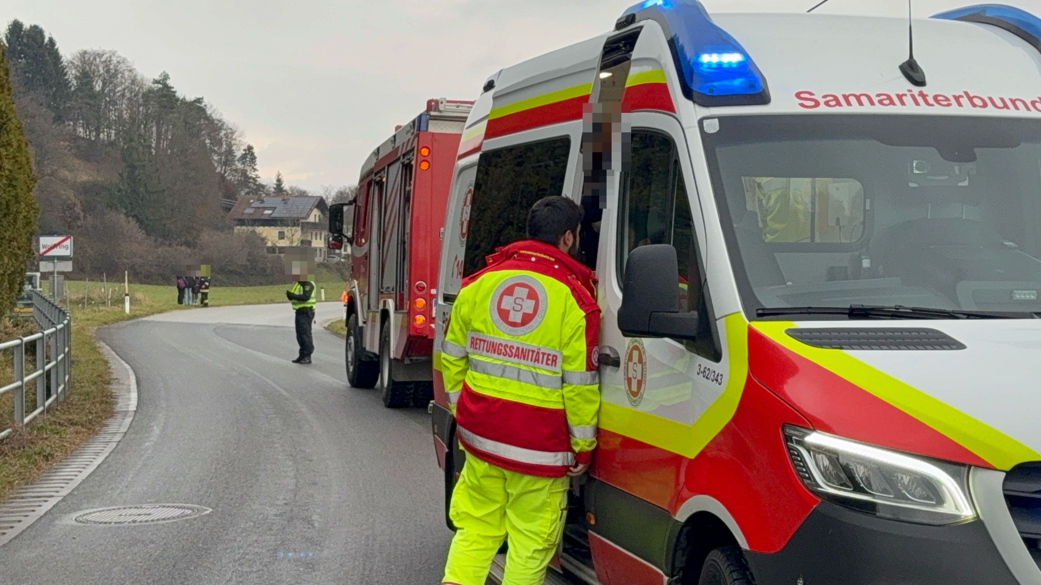 Insgesamt wurden eine Schülerin sowie die PKW-Lenkerin unbestimmten Grades verletzt.