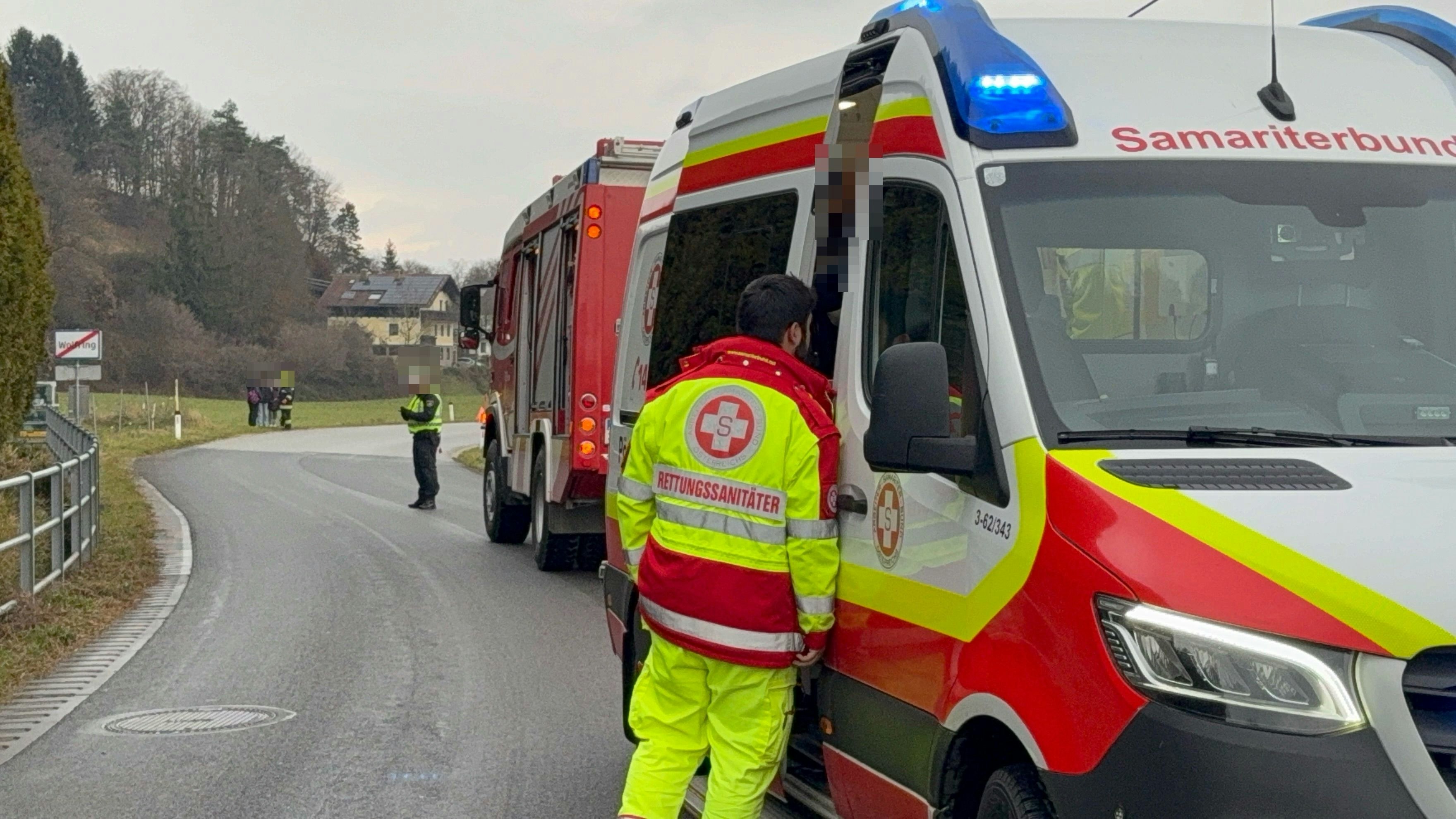 Heute.at - Schülerin verletzt! Schulbus kracht mit Pkw zusammen