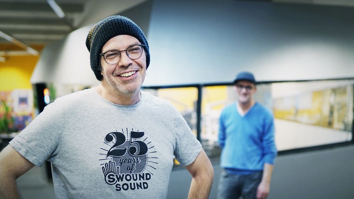 Makossa ist Musikchef von FM4, Produzent, DJ und gemeinsam mit Sugar B Host von "Swound Sound".