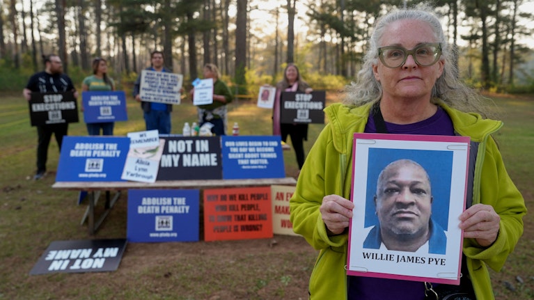 Seit 1973 wurden 201 zum Tode verurteilte Häftlinge freigesprochen. Trotzdem steigt die Zahl der Hinrichtungen in den USA rasant an und das, obwohl die Amerikaner noch nie so skeptisch gegenüber der Todesstrafe waren wie jetzt. Die Hintergründe.