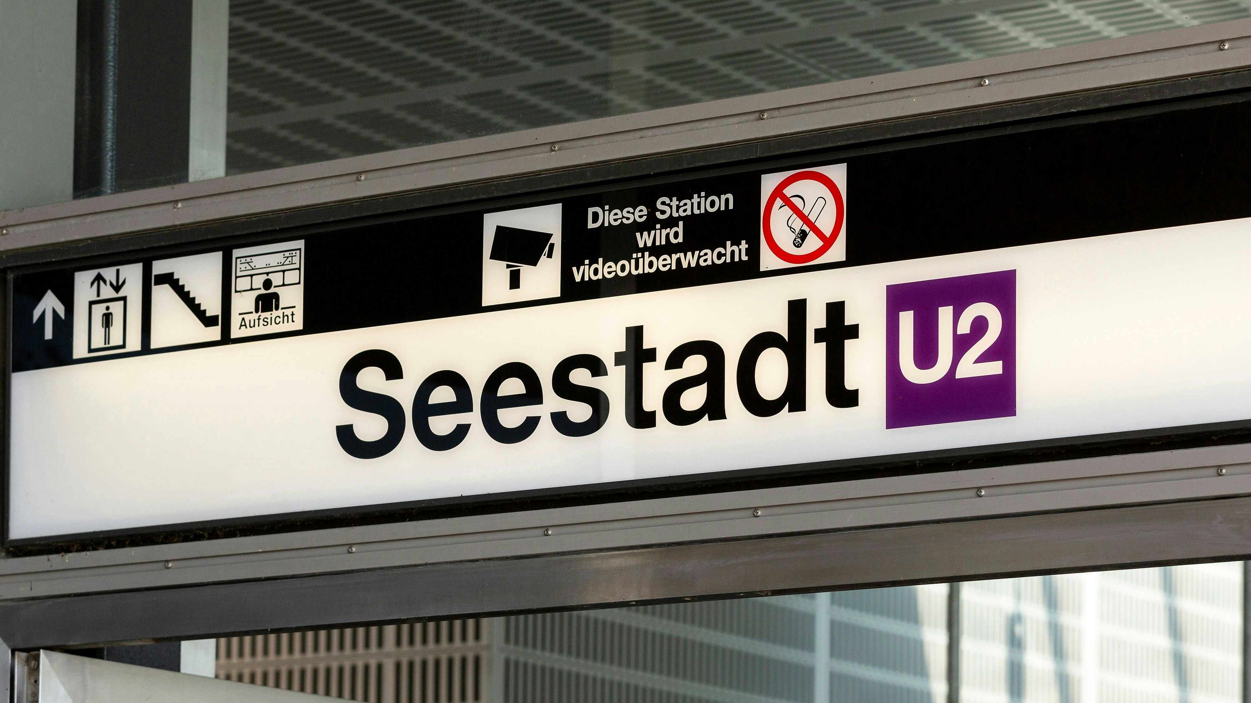 Heute.at - Mann (23) ließ Beine in Gleisbereich von U2 hängen