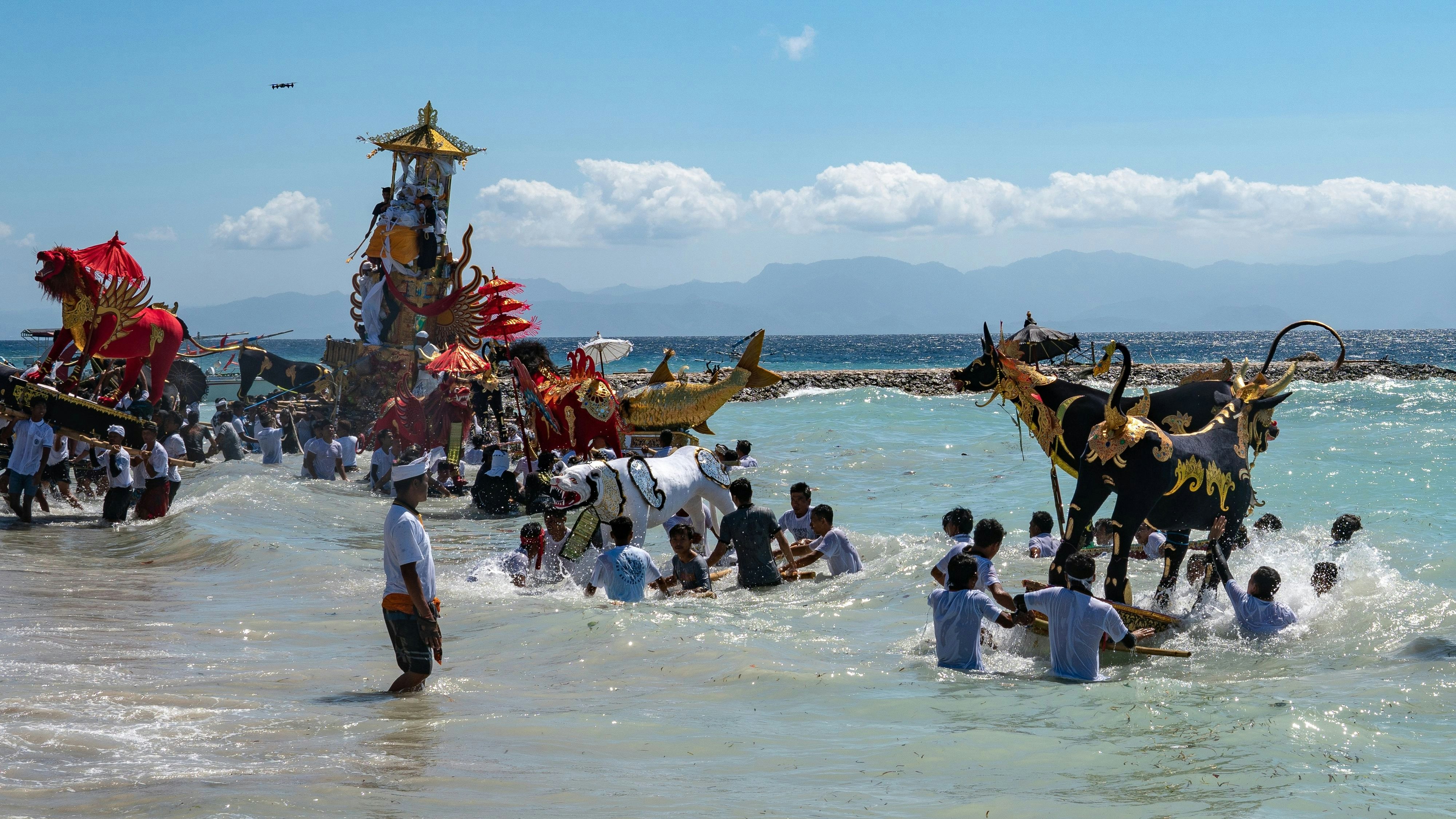 Viele religiöse Ritualen stehen im Zusammenhang mit dem Meer, wie hier die hinduistische Bestattungszeremonie Ngaben.