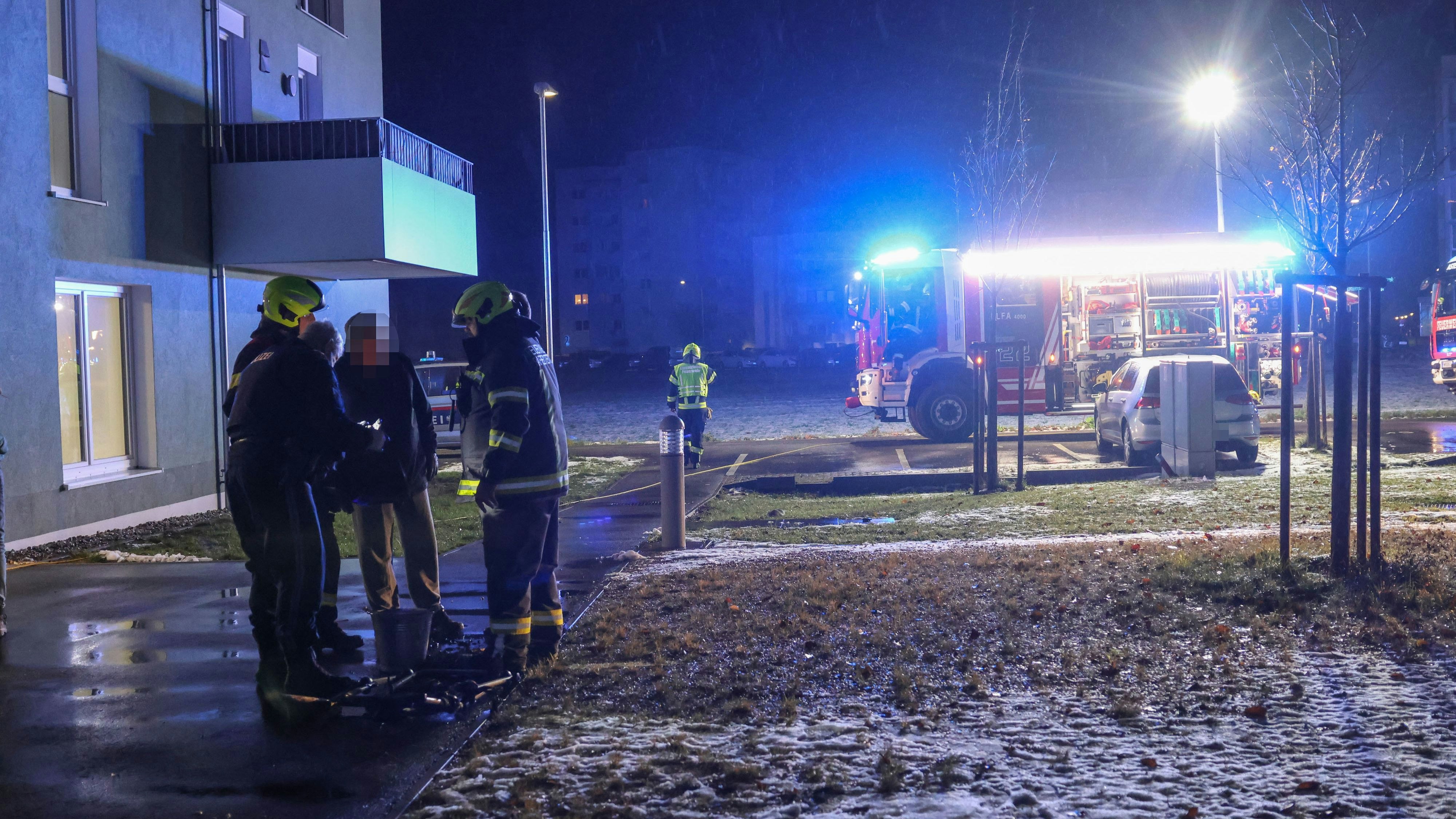 Heute.at - Feuerwehr rückt um Mitternacht zu Großeinsatz aus