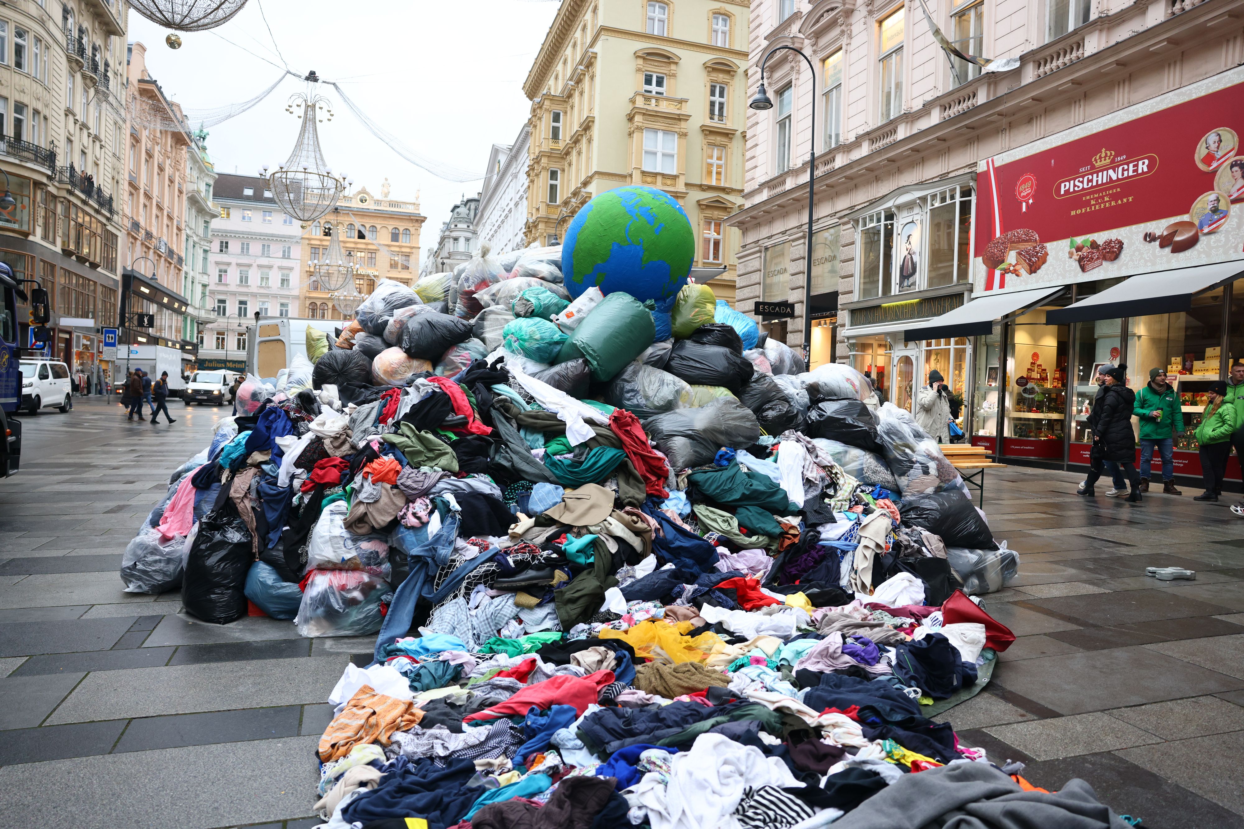 Heute.at - Wiener City – Spektakuläre Aktion gegen Billigmode