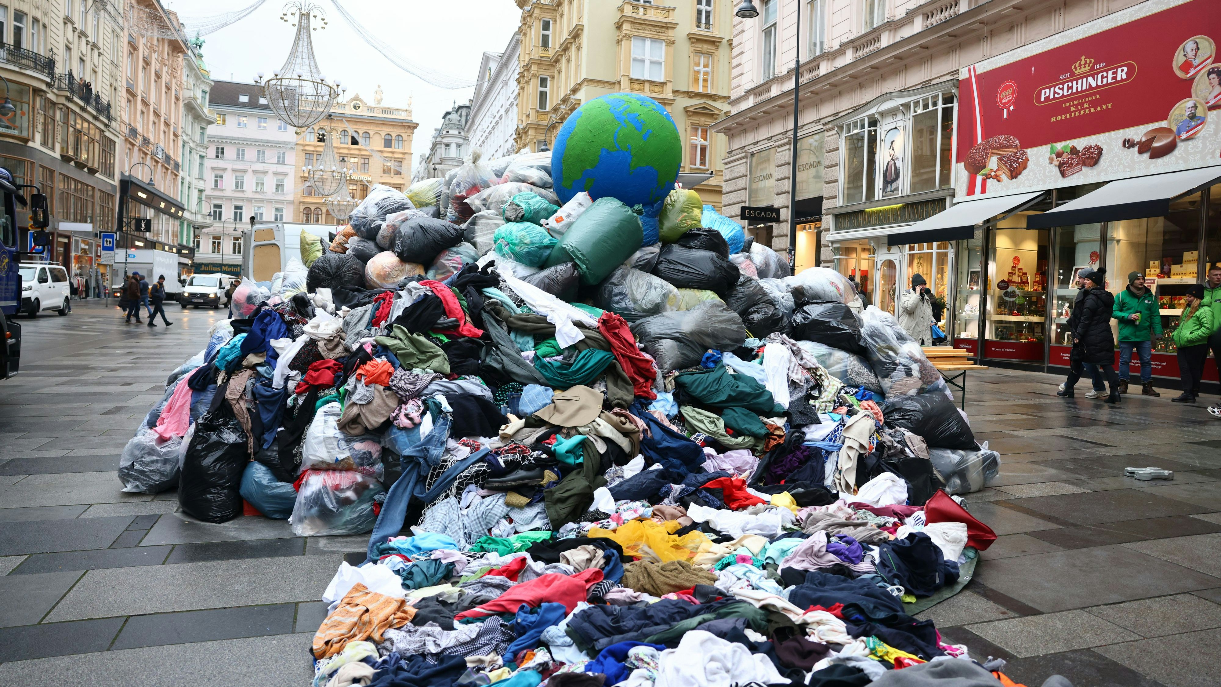 Heute.at - Wiener City – Spektakuläre Aktion gegen Billigmode