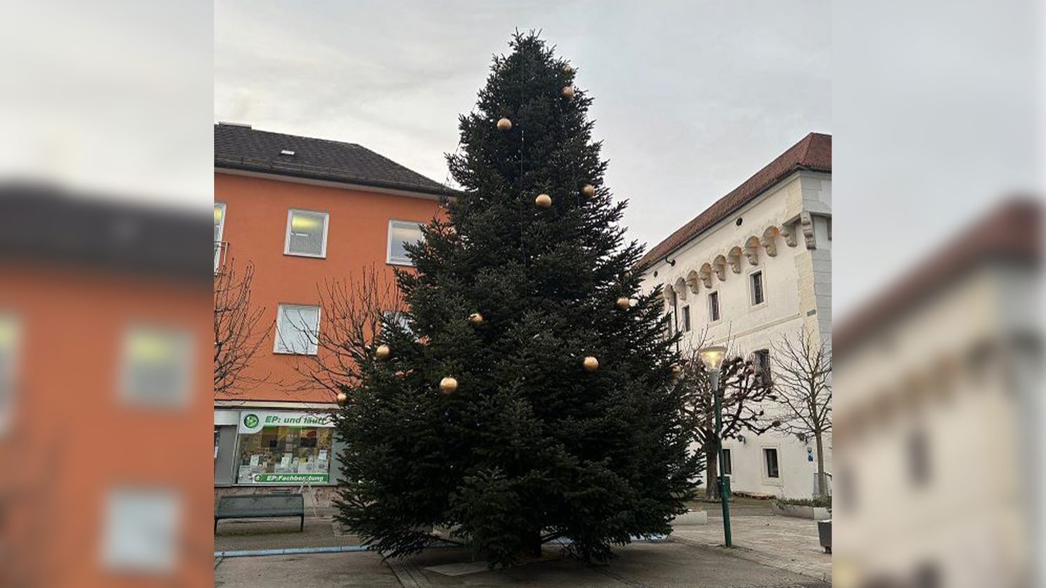 15 Kugeln sind auf dem Foto des Vorchdorfer Christbaumes zu erkennen – für viele eindeutig zu wenig.