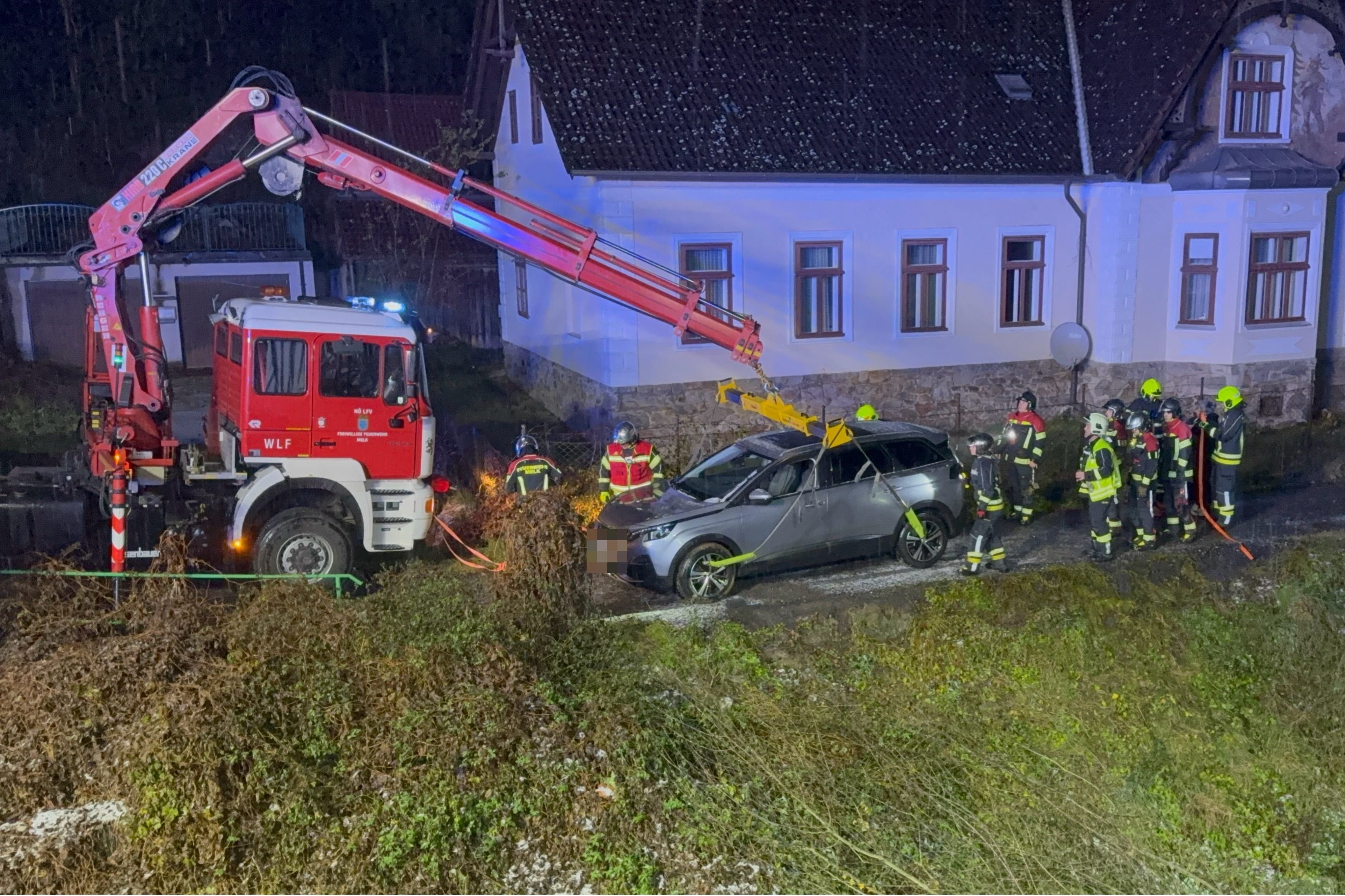 Das Fahrzeug musste mit einem Wechselladefahrzeug-Kran geborgen werden.