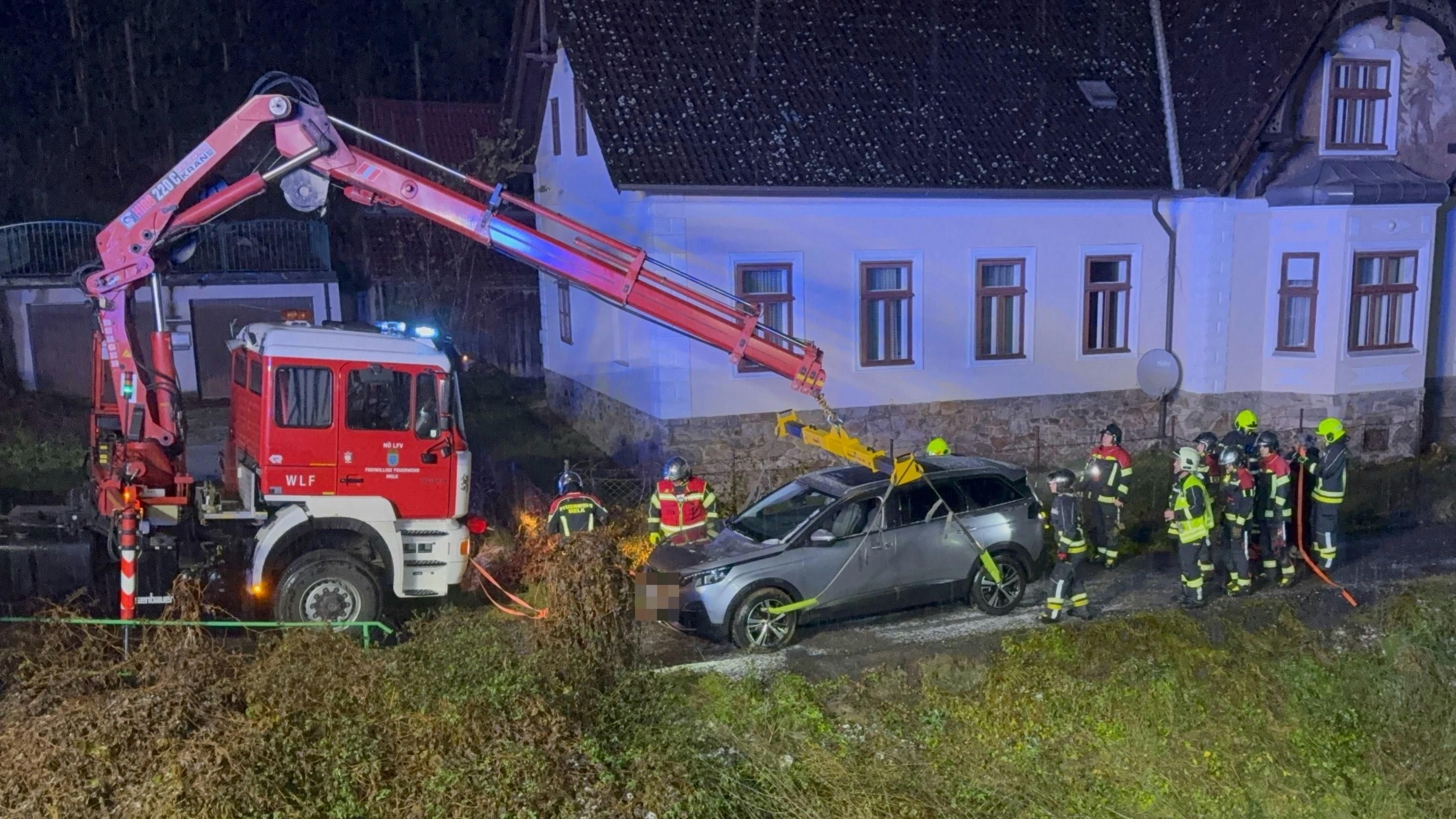 Heute.at - Lenker landet im Graben – Einsatz bei Dunkelheit