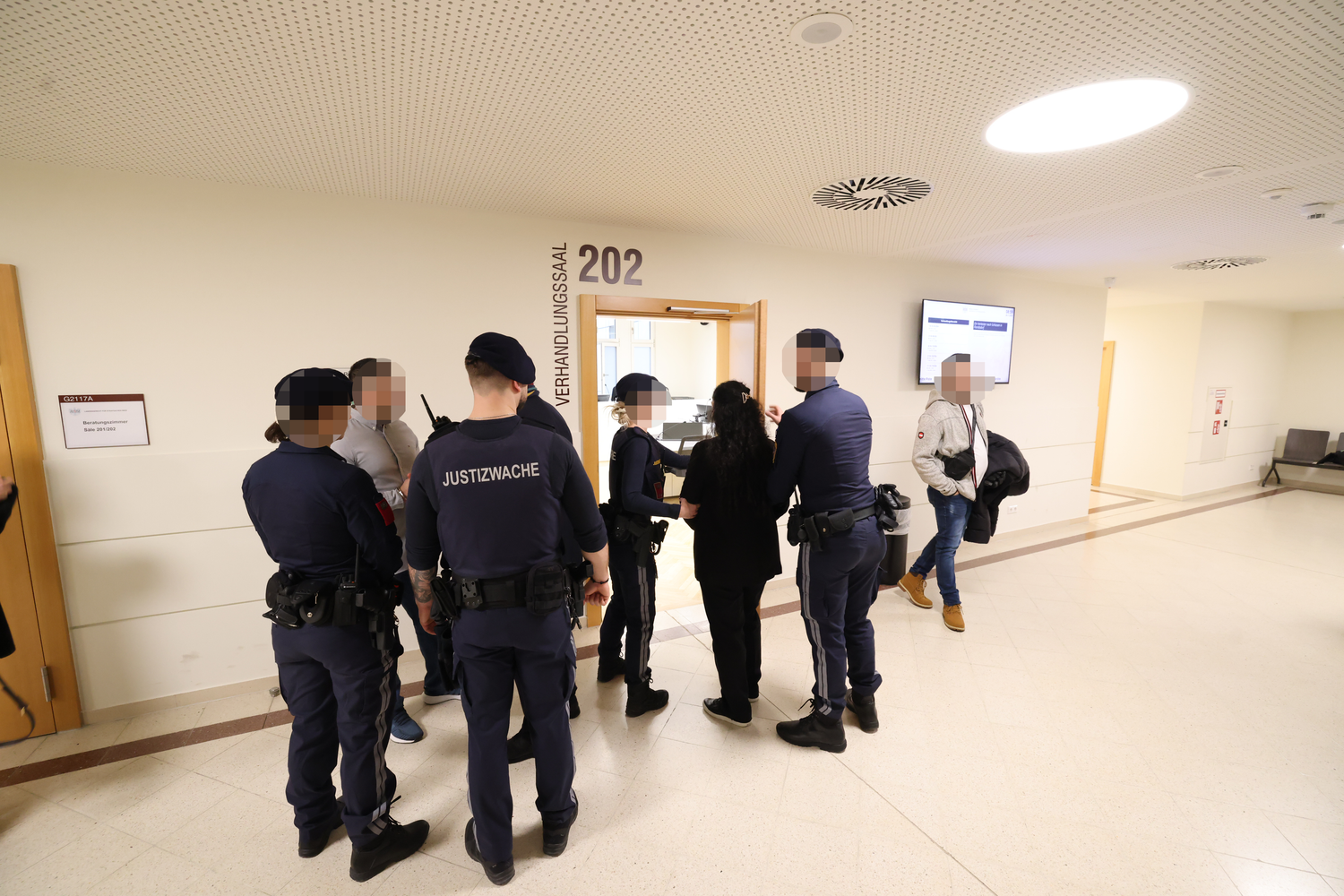 Drei Angeklagte mussten sich gleich wegen mehrerer Tatbestände vor Gericht verantworten.