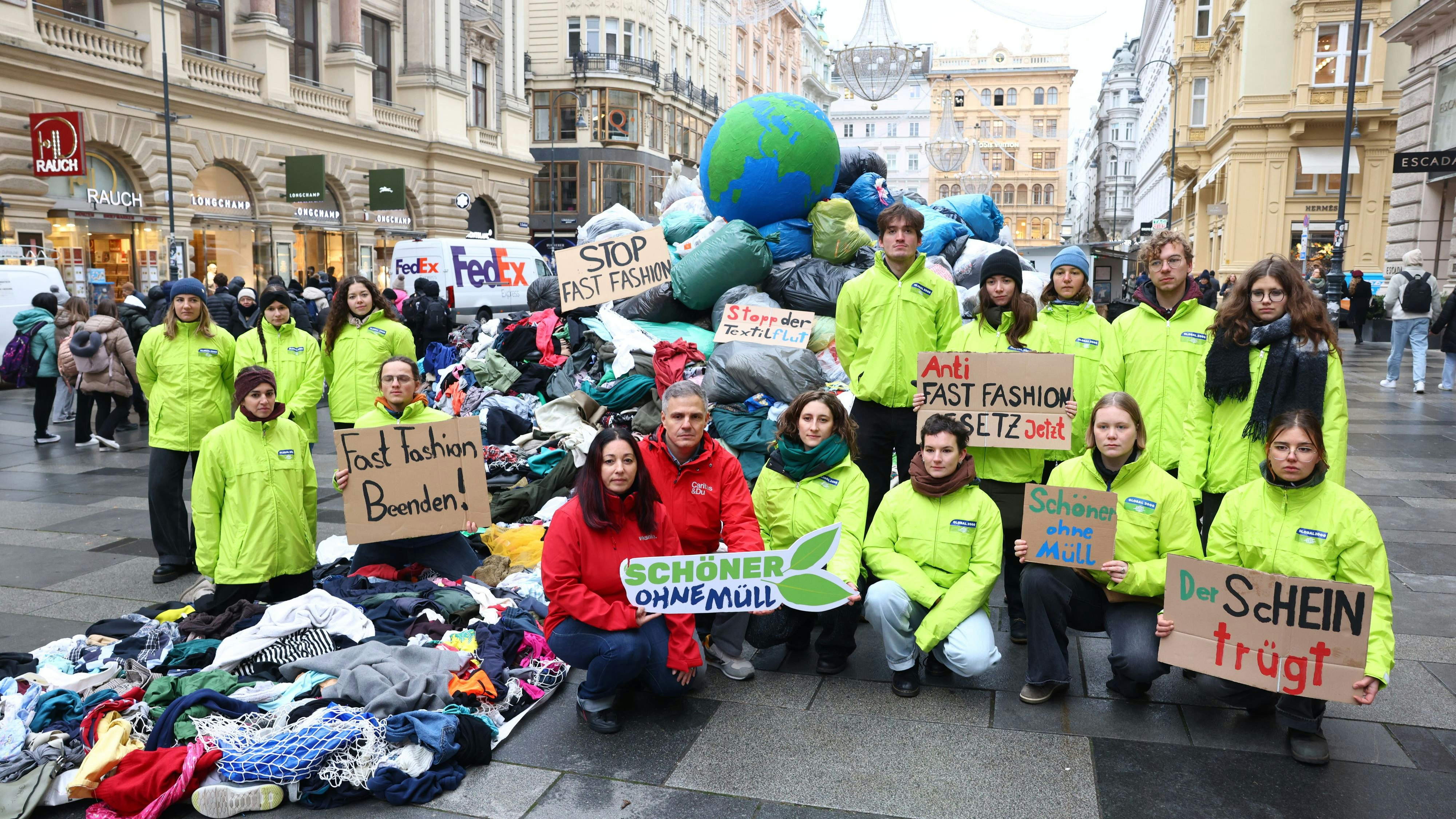 Volkshilfe, Caritas und Global 2000 bei der Aktion am Mittwoch, 26. November gegen Billigmode.