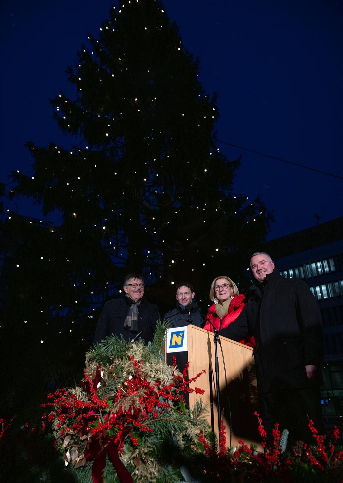Am 25. November wurde der Landhaus-Christbaum erleuchtet (v.l.n.r.): Andreas Freistetter, Präsident der NÖ Landarbeiterkammer, Superintendent der Evangelischen Kirche in Österreich, Michael Simmer, Landeshauptfrau Johanna Mikl-Leitner (ÖVP) und Patrick Schöder, Abt des Benediktinerstifts Göttweig.