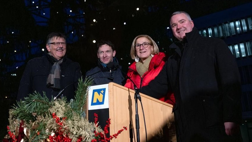 Heute.at - 25-Meter-Christbaum leuchtet hoch über St. Pölten