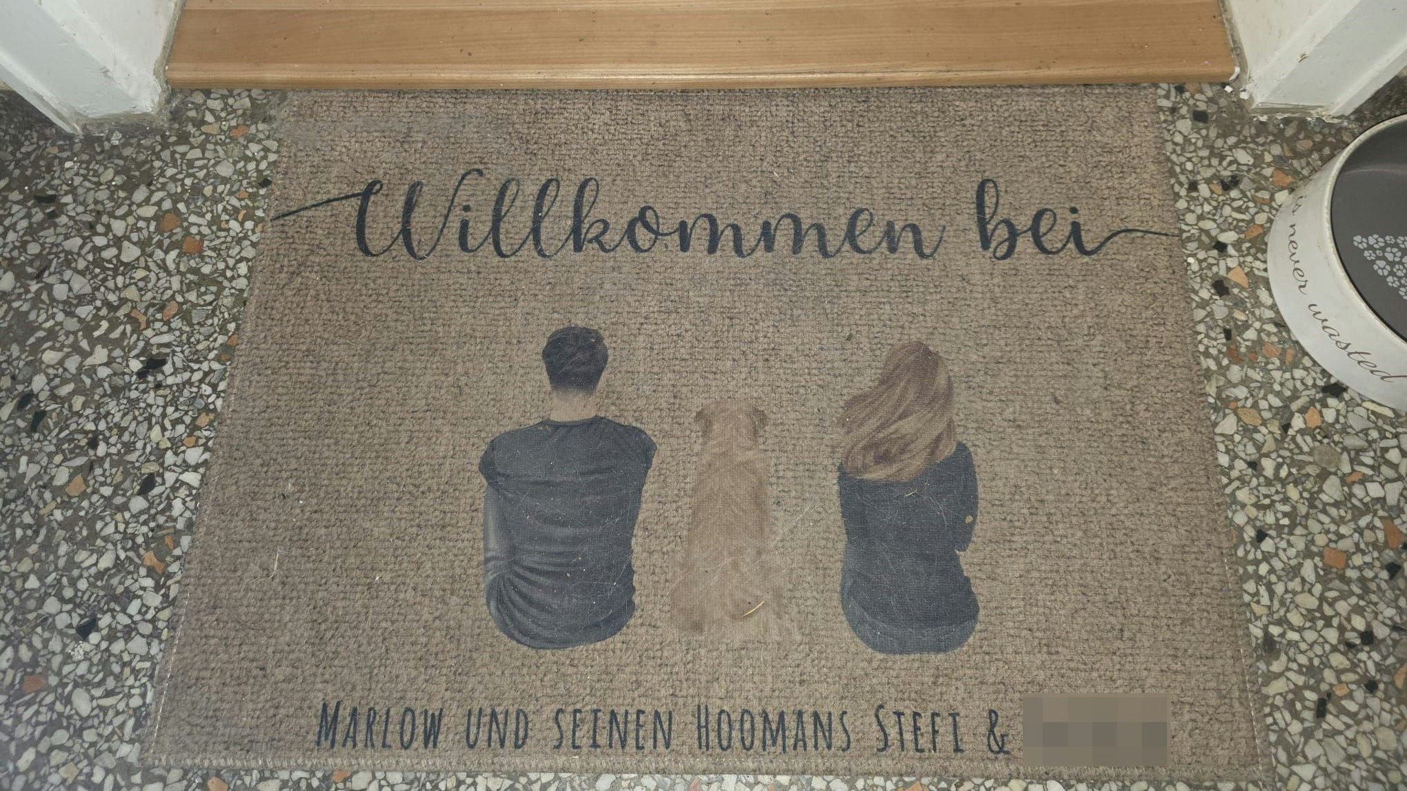 Vor der Wohnungstür der vermissten Influencerin liegt eine Fußmatte mit der Schrift: "Willkommen bei Marlow (Anm. ihr Hund) und seinen Hoomans Stefi &amp; ..."