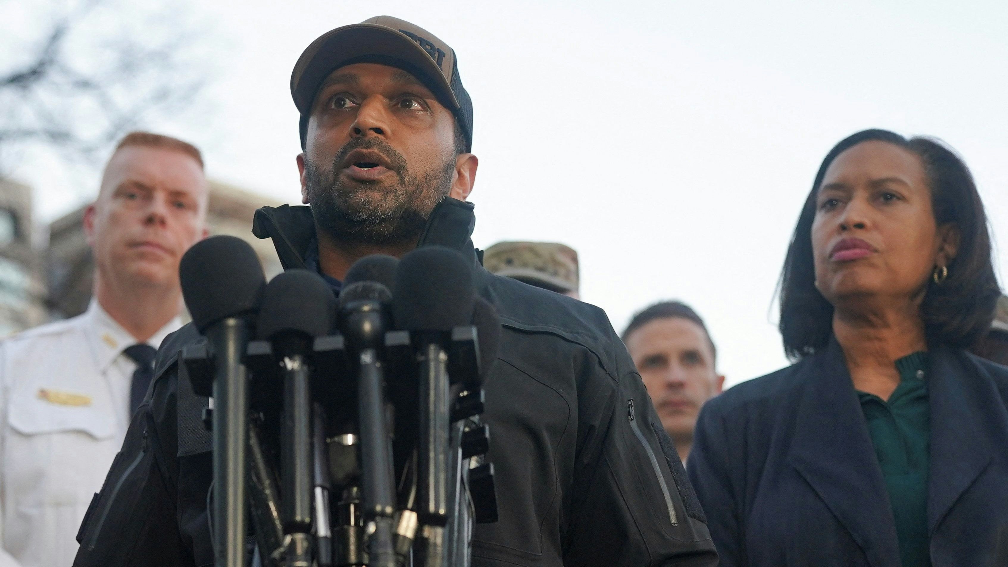 FBI-Direktor Kash Patel und Muriel Bowser, Bürgermeisterin von Washington D.C., bei der Pressekonferenz nach der Tat
