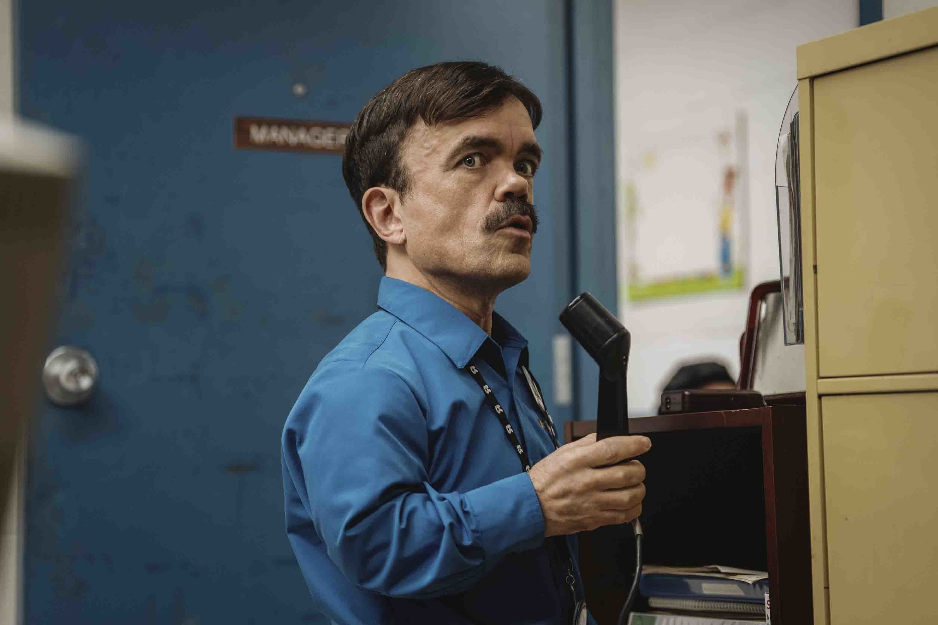 Fies wie meistens: Peter Dinklage als Megastore-Manager