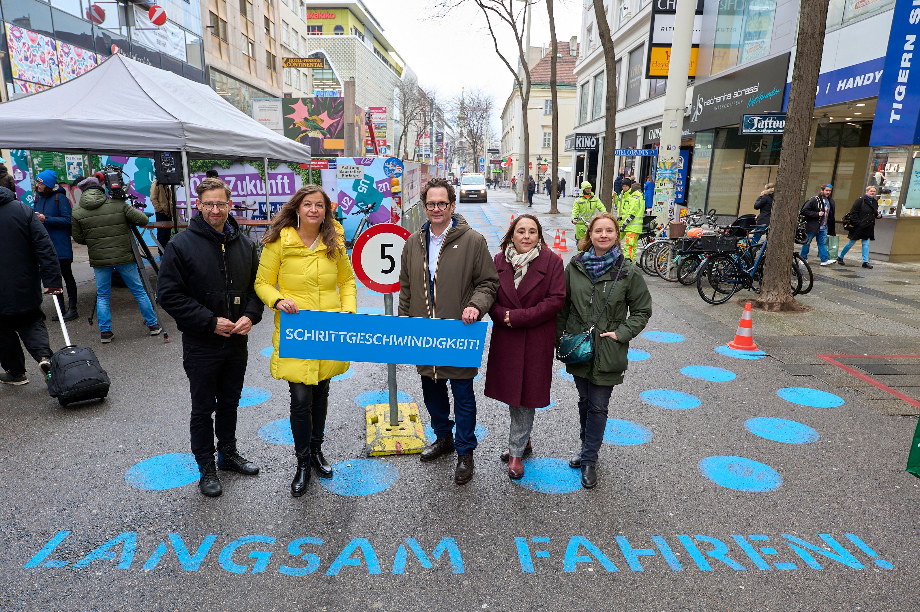 Heute.at - Auf der Mahü – bunte Warnzeichen sollen Rowdys stoppen